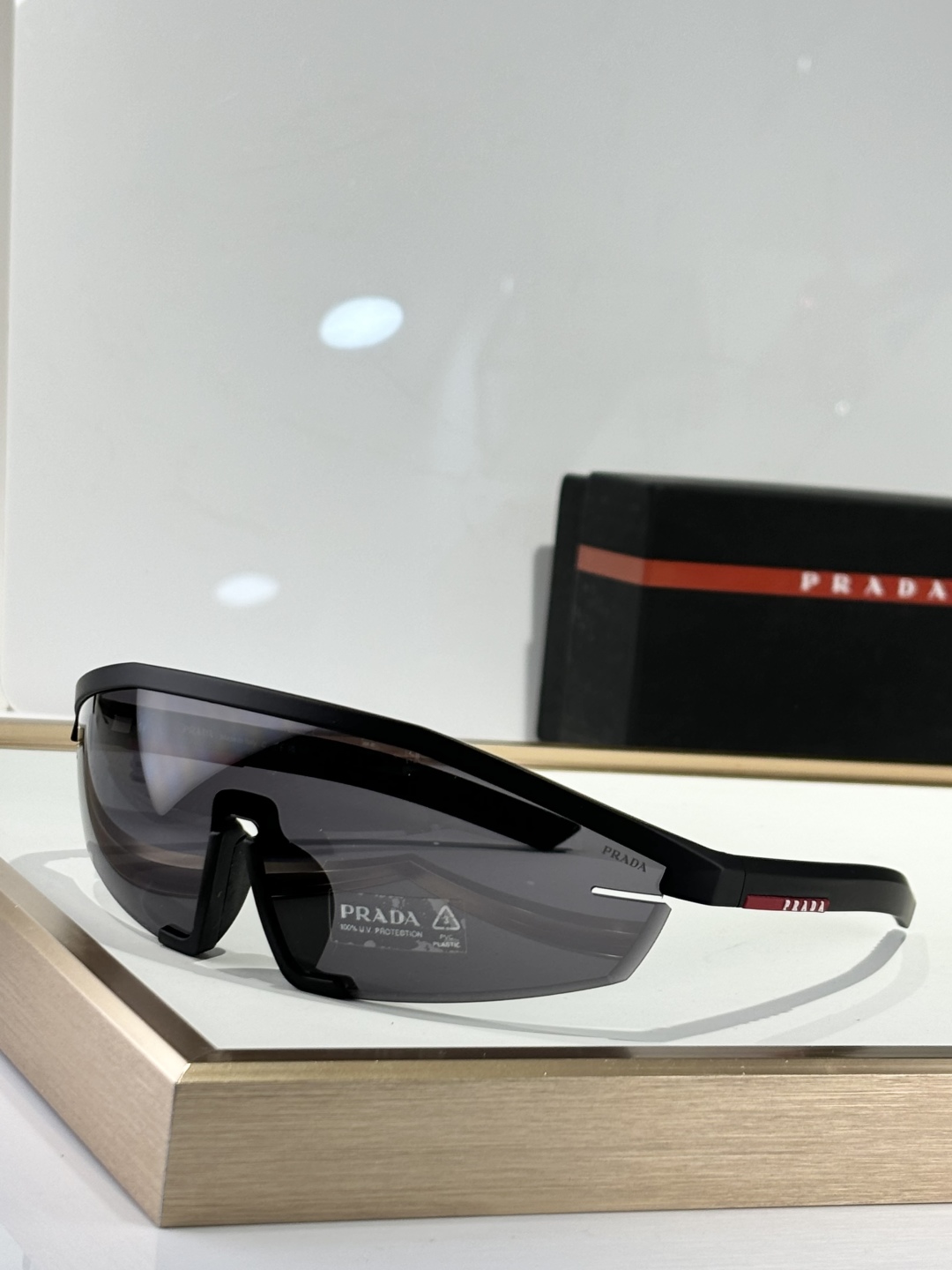  Prad*
model：SPS03Z
太阳镜采用超现代的全包围设计
前部由一个单镜片组成
具有干净、功