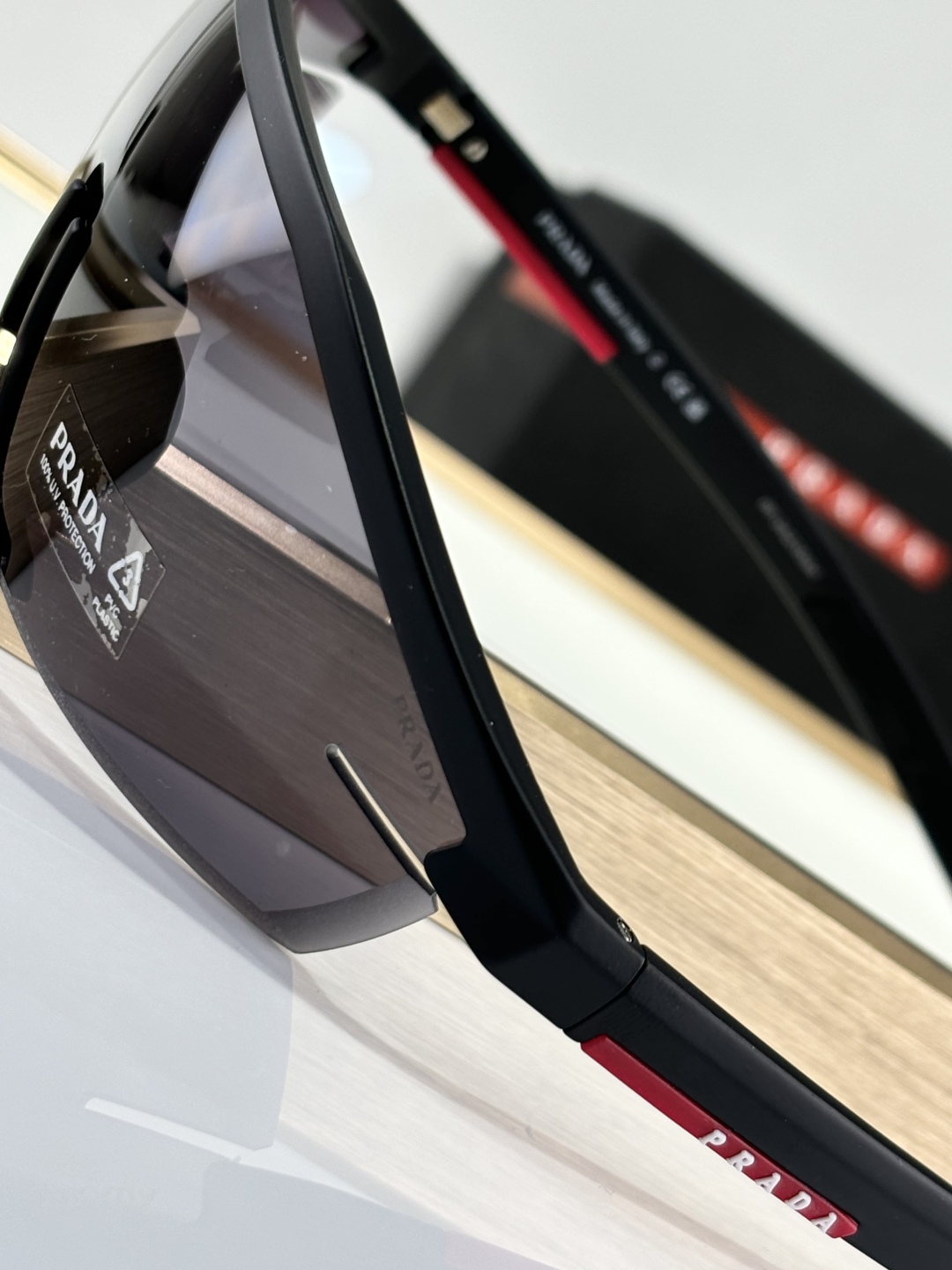  Prad*
model：SPS03Z
太阳镜采用超现代的全包围设计
前部由一个单镜片组成
具有干净、功