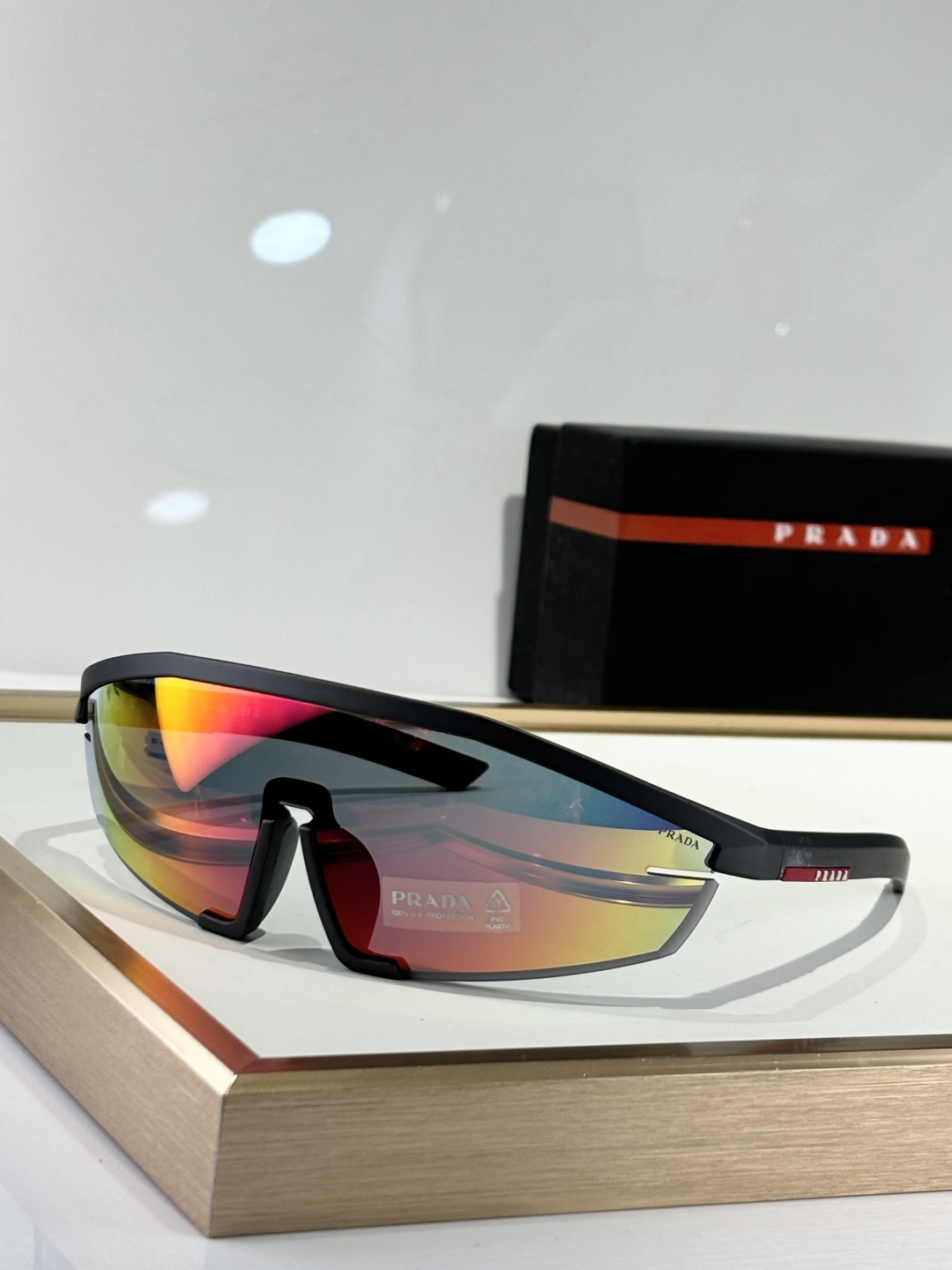  Prad*
model：SPS03Z
太阳镜采用超现代的全包围设计
前部由一个单镜片组成
具有干净、功