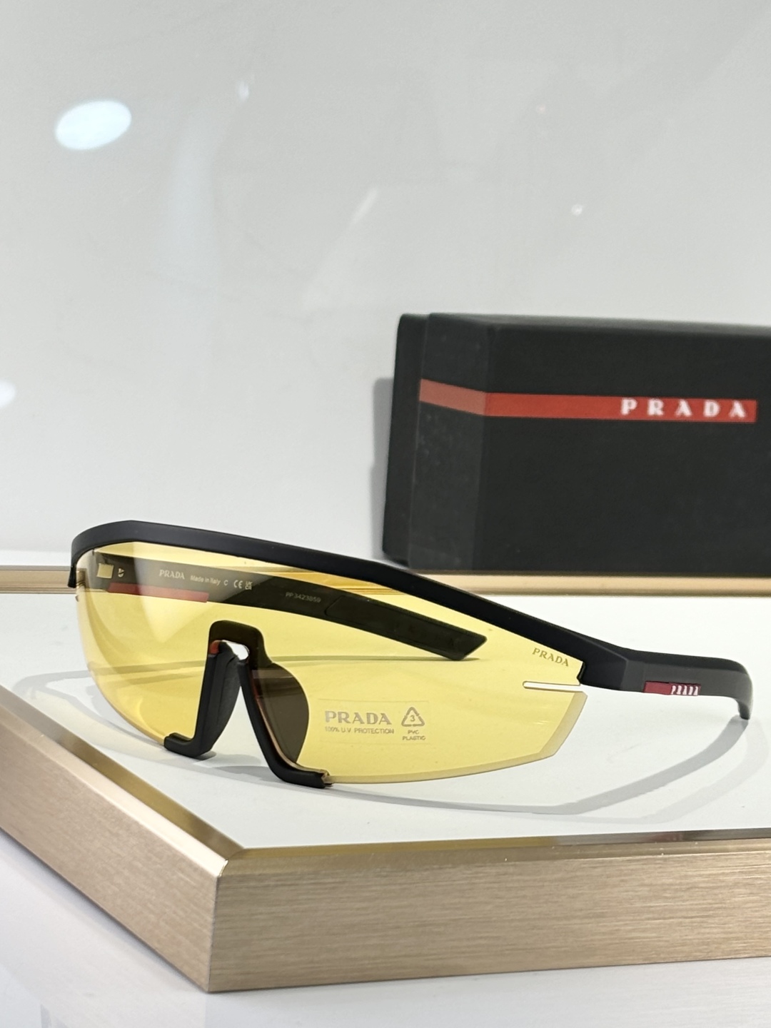  Prad*
model：SPS03Z
太阳镜采用超现代的全包围设计
前部由一个单镜片组成
具有干净、功