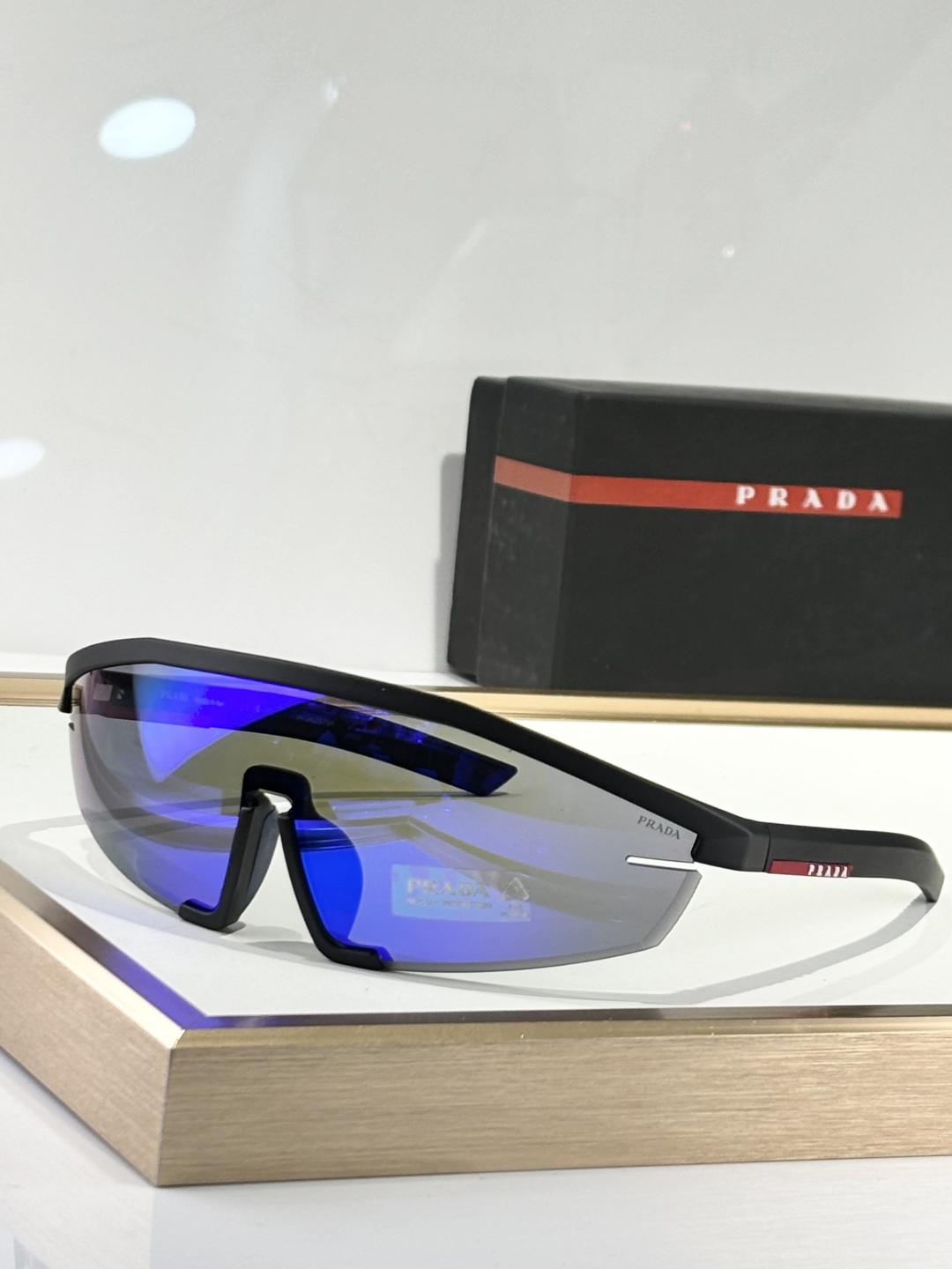  Prad*
model：SPS03Z
太阳镜采用超现代的全包围设计
前部由一个单镜片组成
具有干净、功