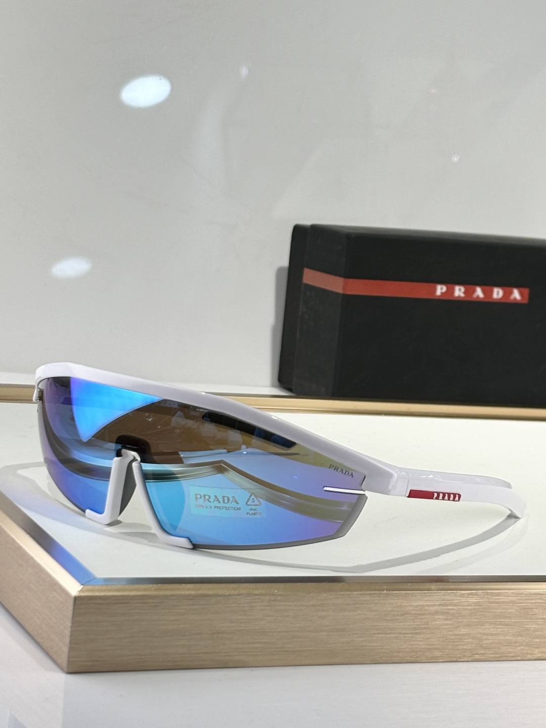  Prad*
model：SPS03Z
太阳镜采用超现代的全包围设计
前部由一个单镜片组成
具有干净、功