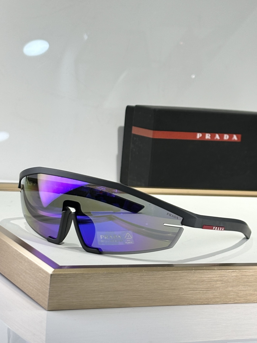  Prad*
model：SPS03Z
太阳镜采用超现代的全包围设计
前部由一个单镜片组成
具有干净、功