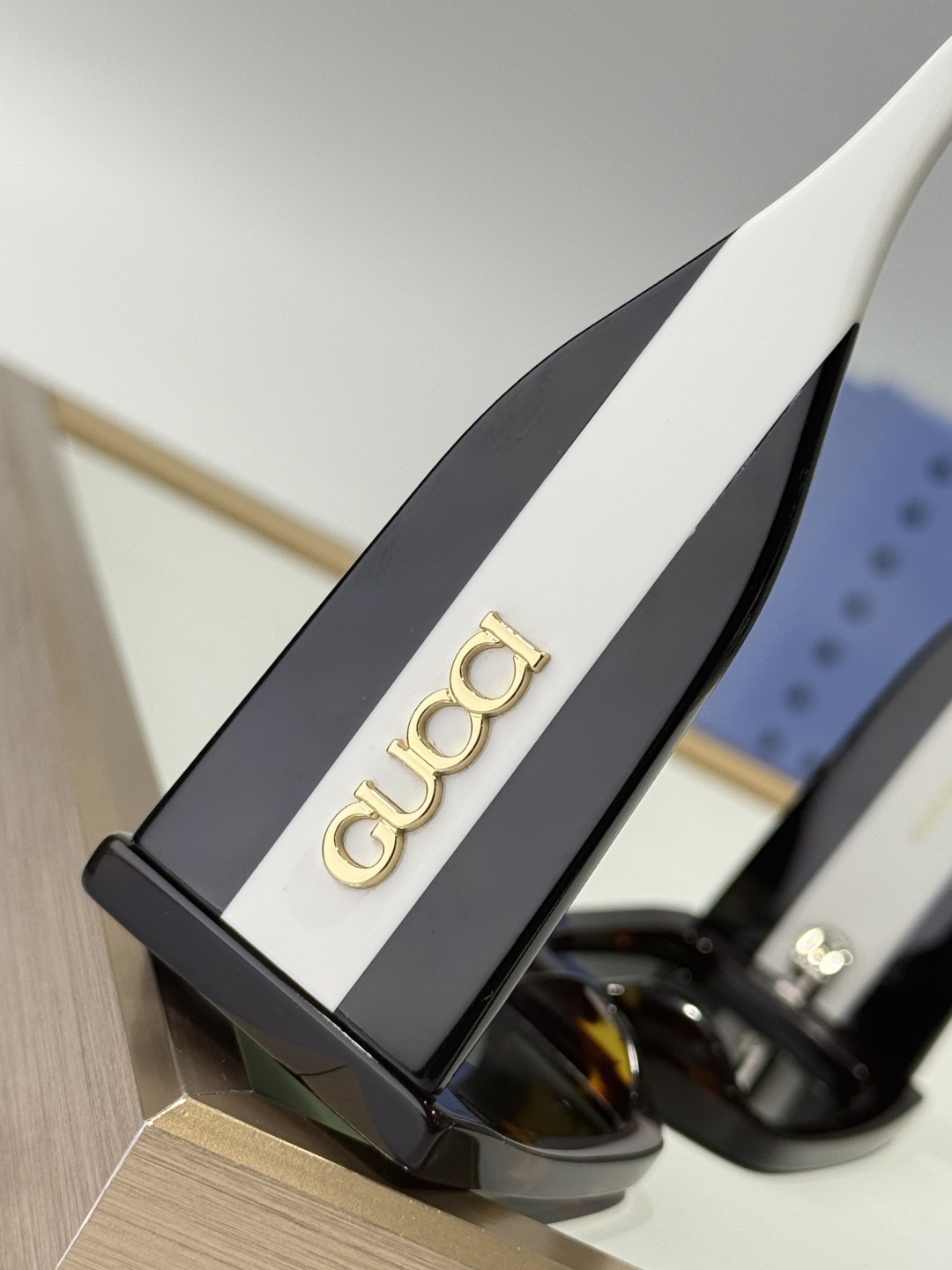  GUCC*
MOD：GG1860S
Size：53口22-145
