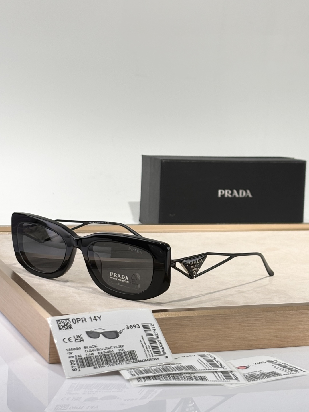  新颜色 好好品 
只和zP比😍
看图知晓
Prada
Mod：SPR14Y
Size：53-19-14