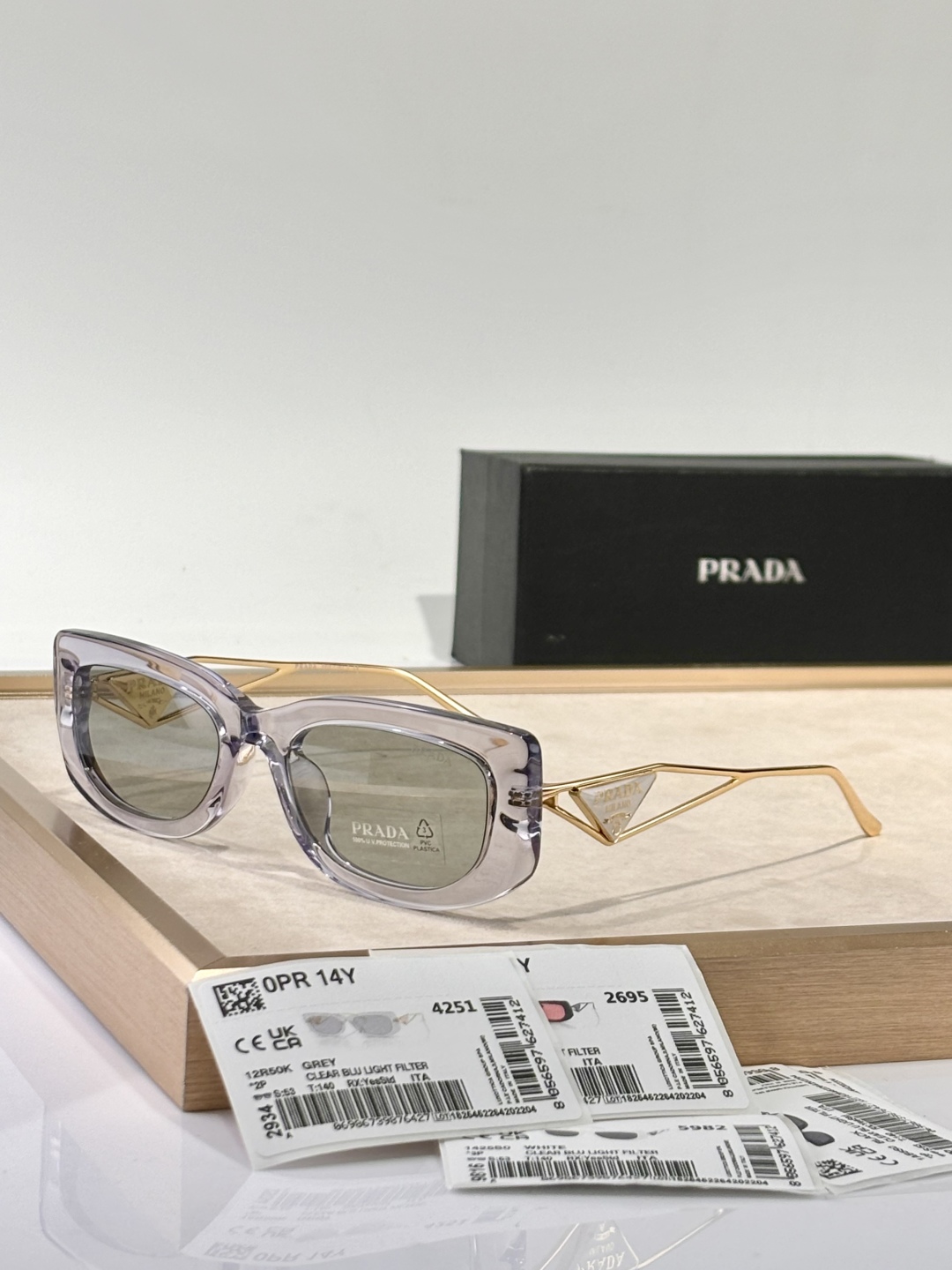 新颜色 好好品 
只和zP比😍
看图知晓
Prada
Mod：SPR14Y
Size：53-19-14