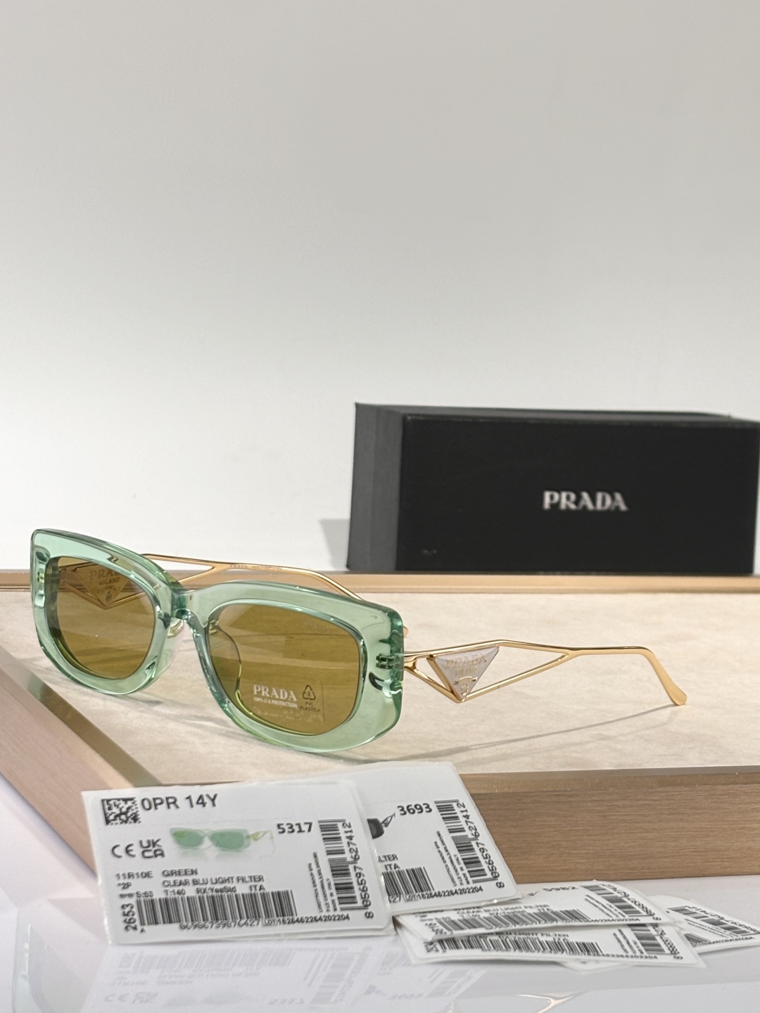  新颜色 好好品 
只和zP比😍
看图知晓
Prada
Mod：SPR14Y
Size：53-19-14