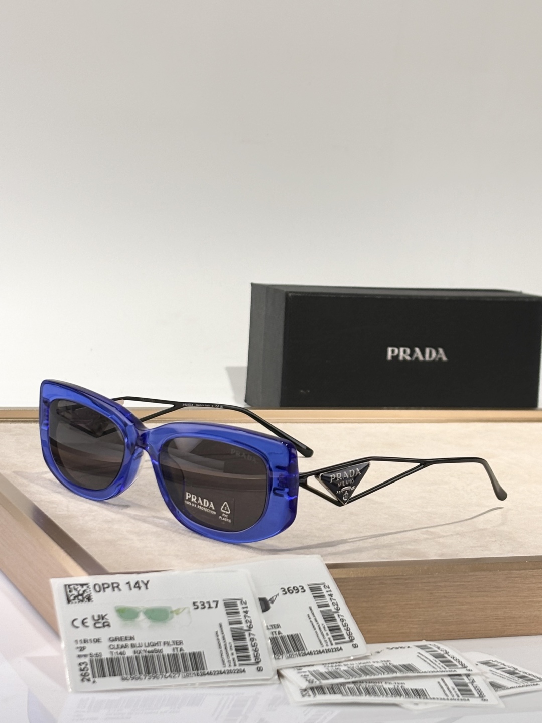  新颜色 好好品 
只和zP比😍
看图知晓
Prada
Mod：SPR14Y
Size：53-19-14