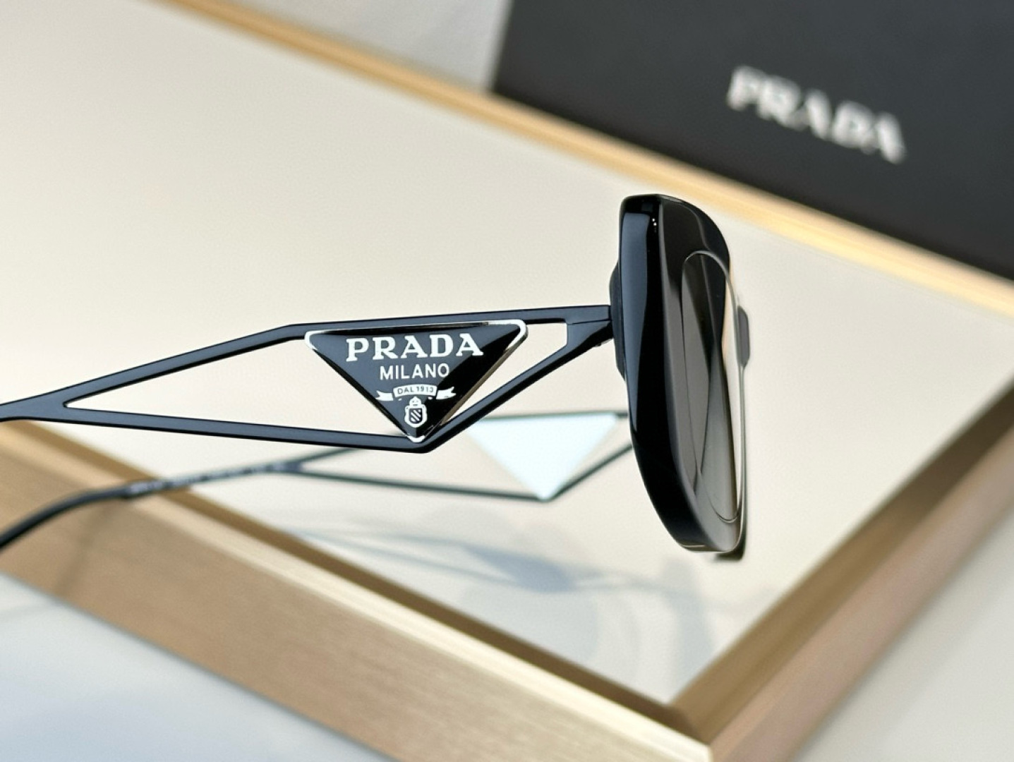  新颜色 好好品 
只和zP比😍
看图知晓
Prada
Mod：SPR14Y
Size：53-19-14