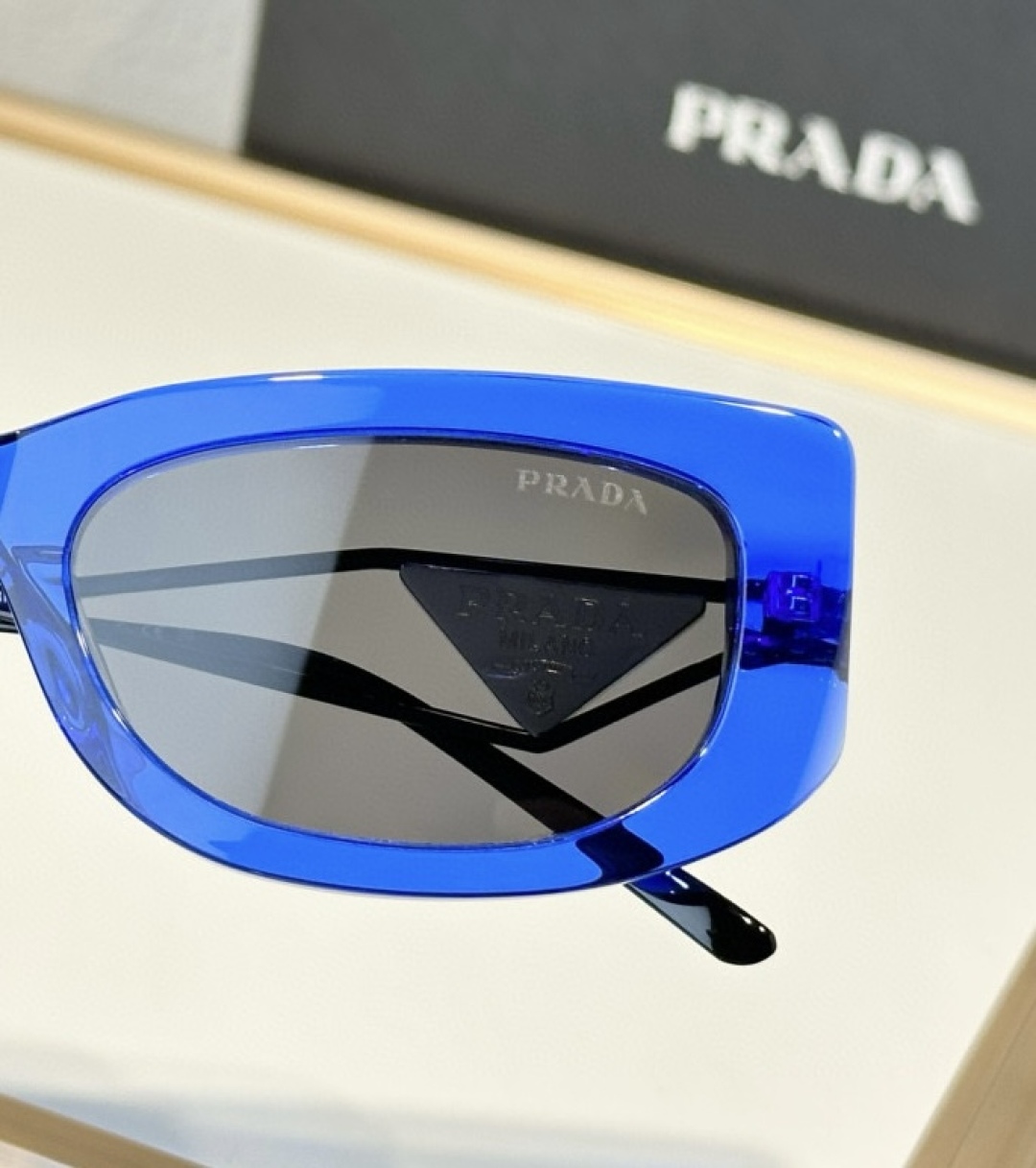  新颜色 好好品 
只和zP比😍
看图知晓
Prada
Mod：SPR14Y
Size：53-19-14
