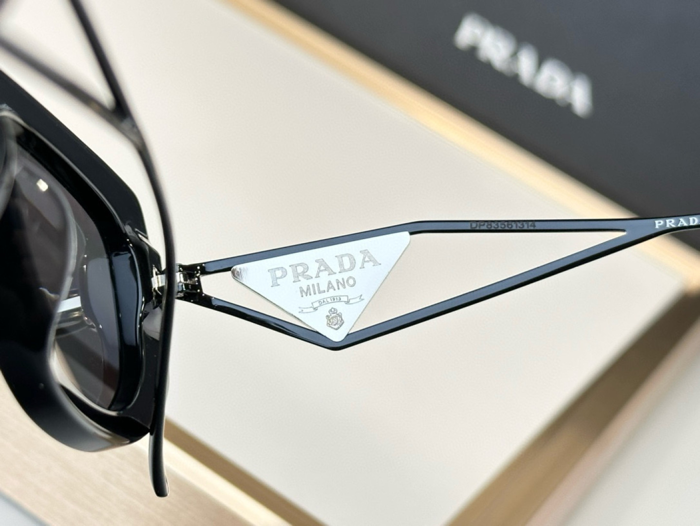  新颜色 好好品 
只和zP比😍
看图知晓
Prada
Mod：SPR14Y
Size：53-19-14
