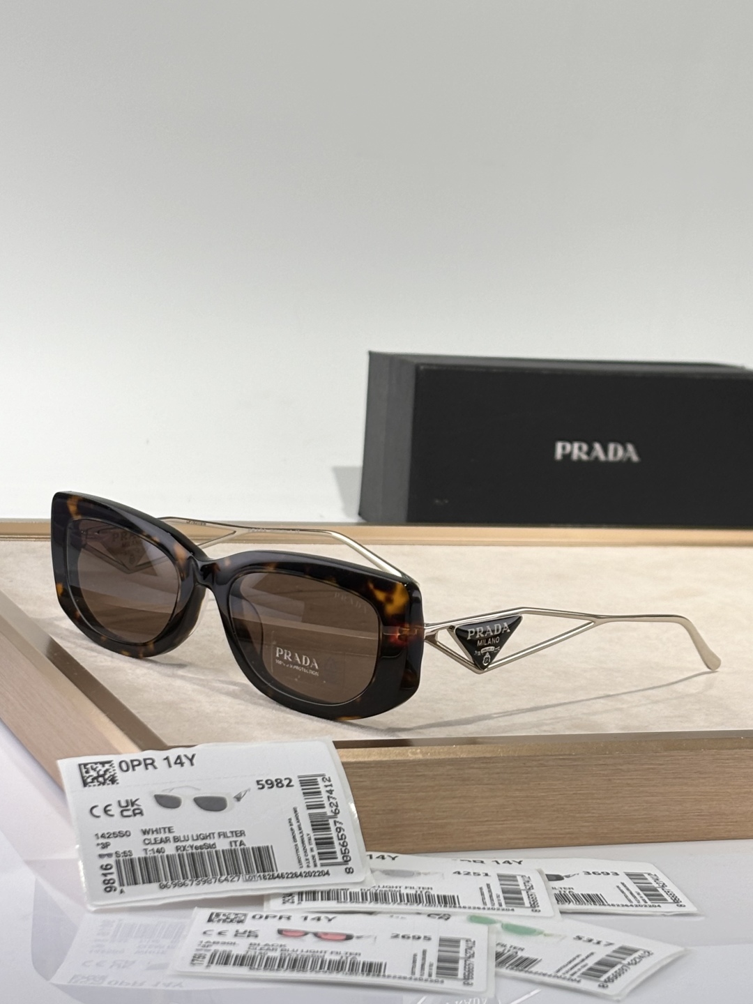  新颜色 好好品 
只和zP比😍
看图知晓
Prada
Mod：SPR14Y
Size：53-19-14