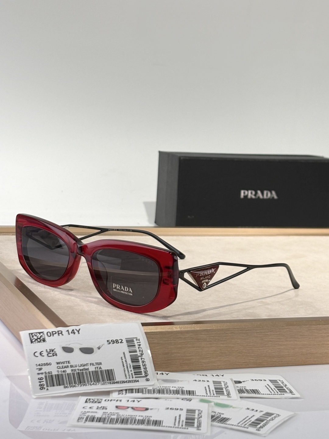  新颜色 好好品 
只和zP比😍
看图知晓
Prada
Mod：SPR14Y
Size：53-19-14
