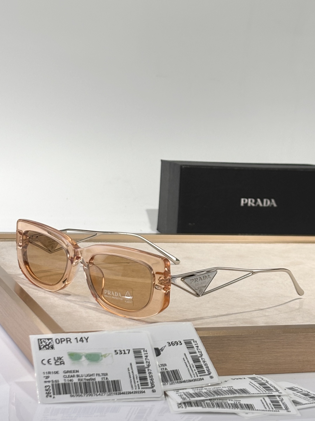  新颜色 好好品 
只和zP比😍
看图知晓
Prada
Mod：SPR14Y
Size：53-19-14