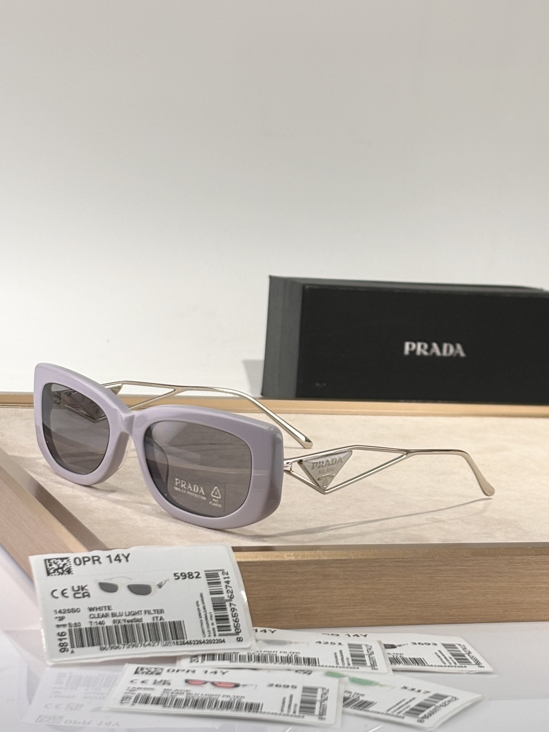  新颜色 好好品 
只和zP比😍
看图知晓
Prada
Mod：SPR14Y
Size：53-19-14