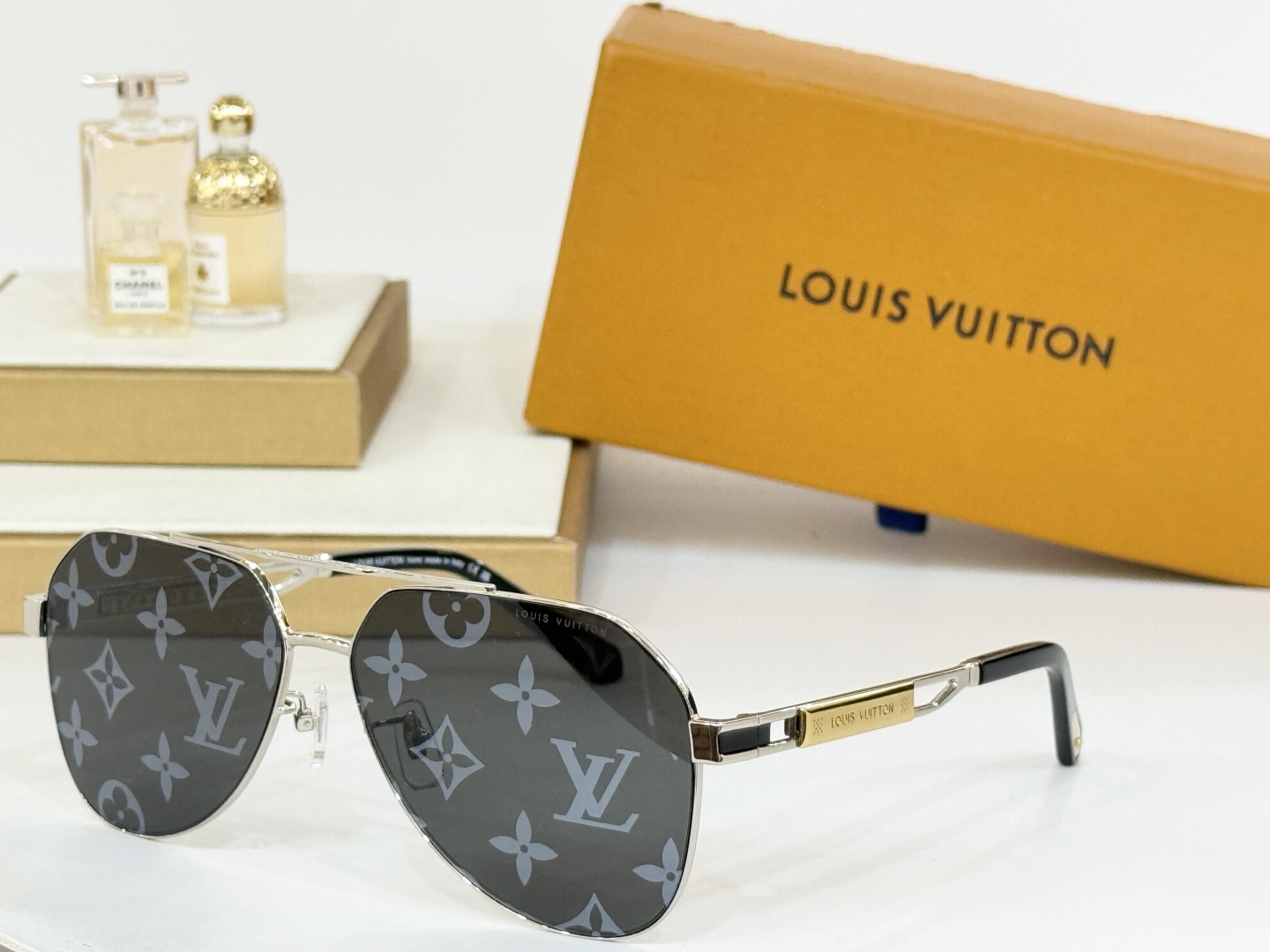  LOUIS VUITTO*
MODEL：Z1302
SIZE：61口14-145
