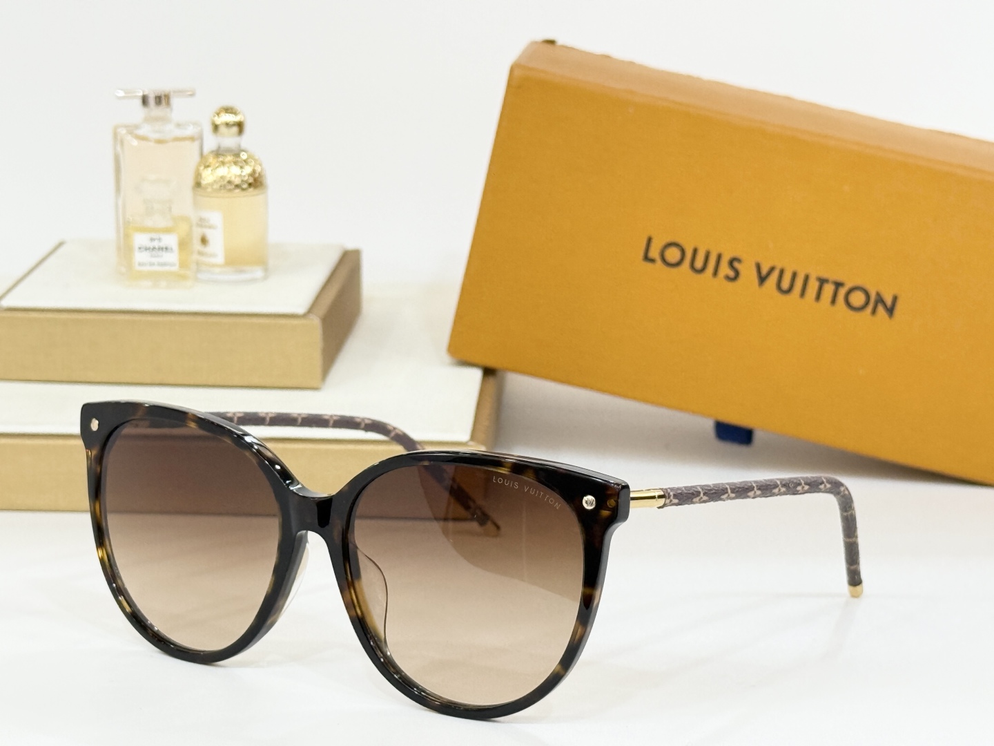  LOUIS VUITTO*
MODEL：Z2417
SIZE：58-18-145
