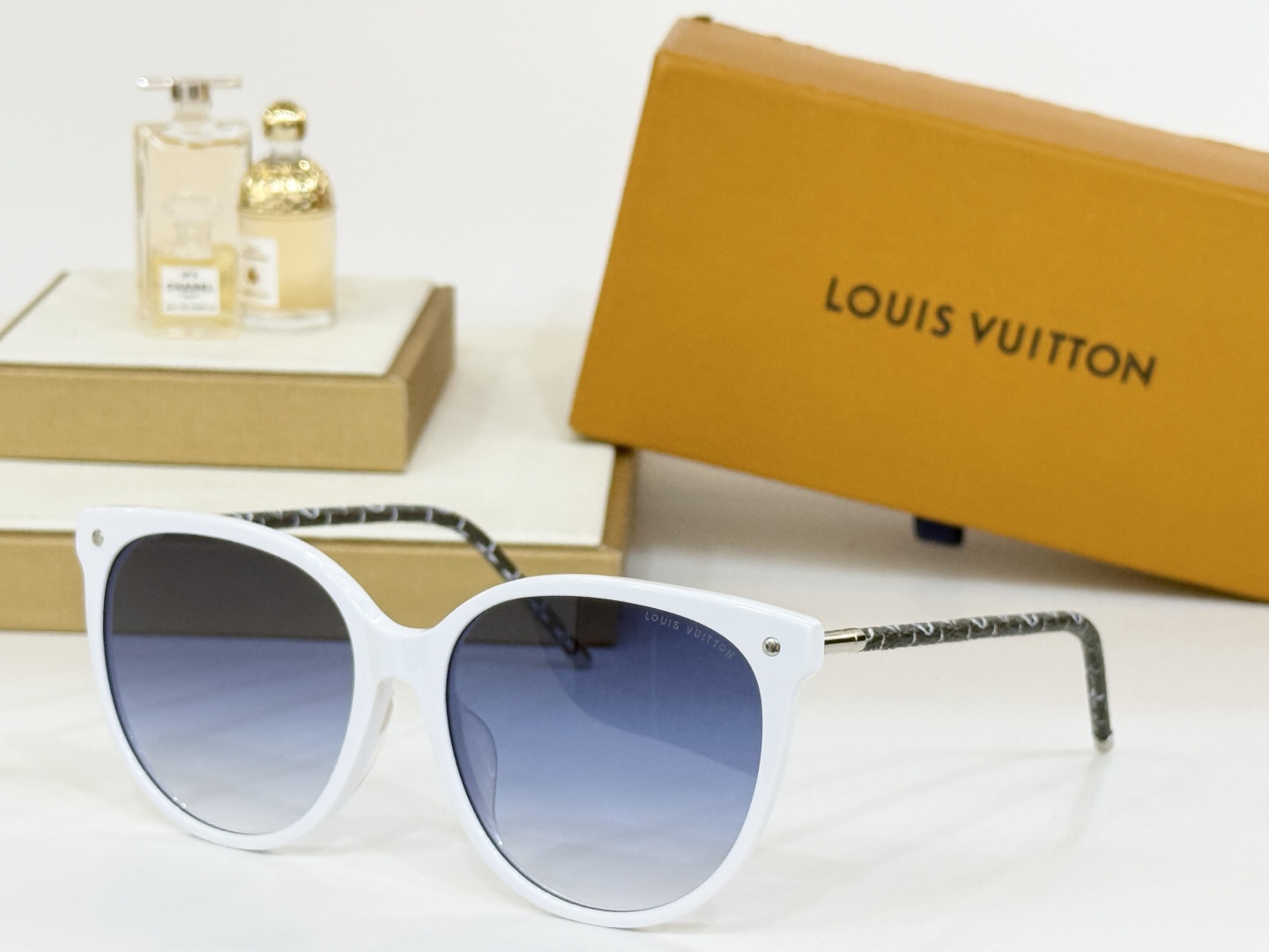  LOUIS VUITTO*
MODEL：Z2417
SIZE：58-18-145
