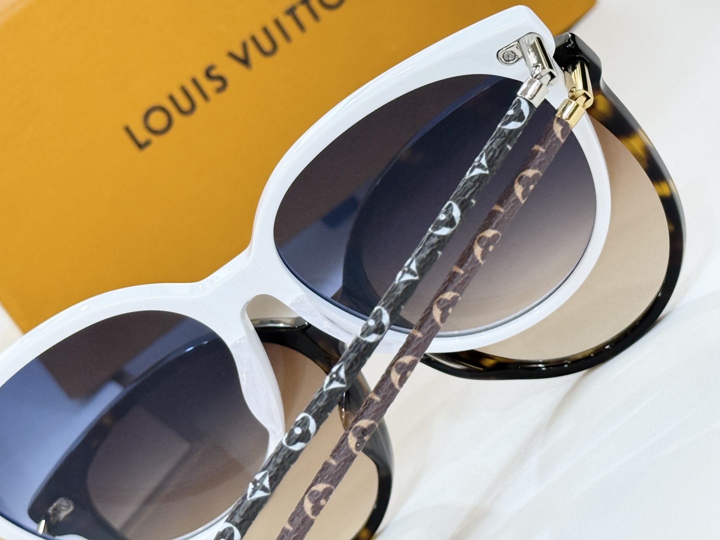  LOUIS VUITTO*
MODEL：Z2417
SIZE：58-18-145
