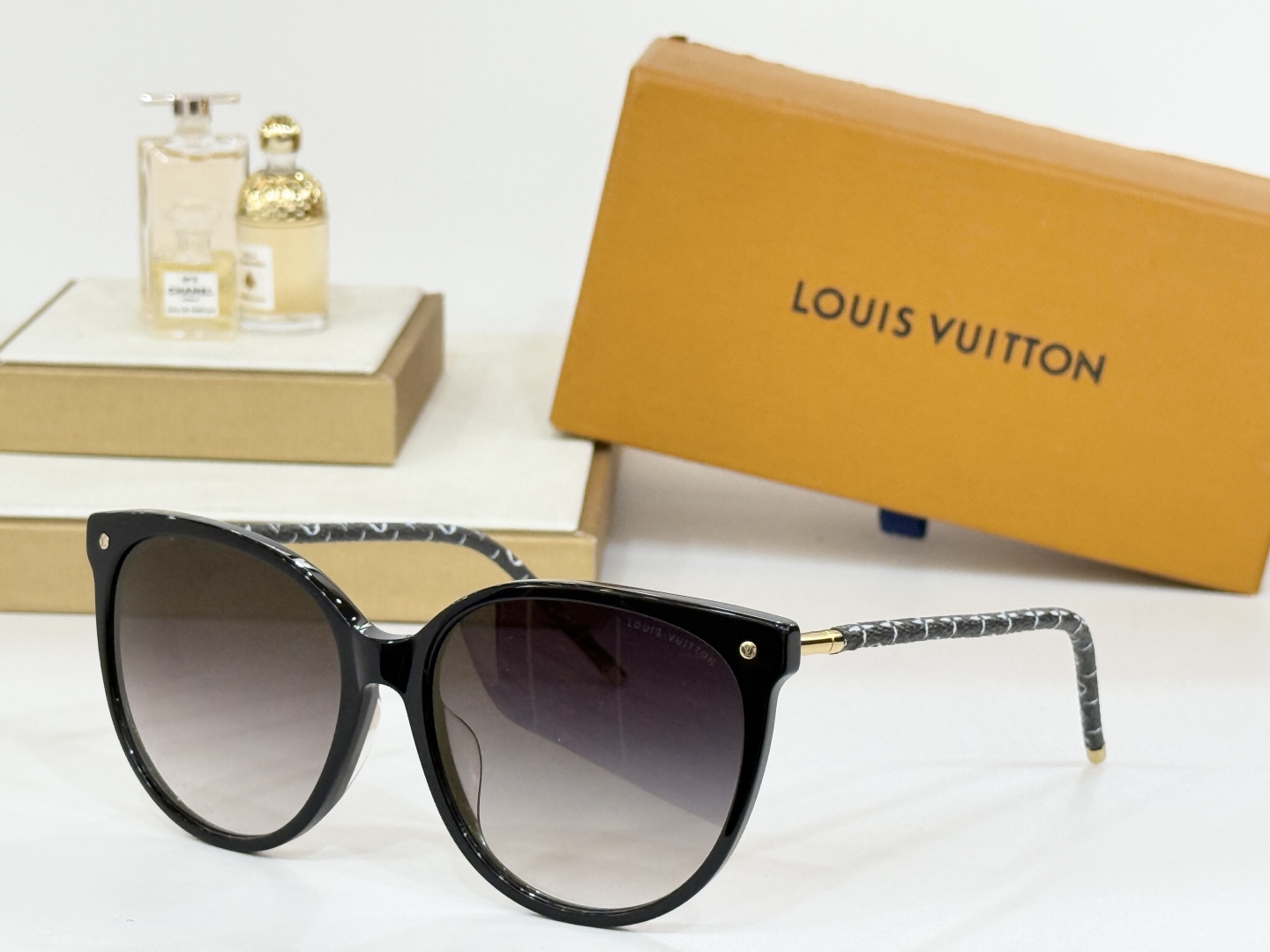  LOUIS VUITTO*
MODEL：Z2417
SIZE：58-18-145
