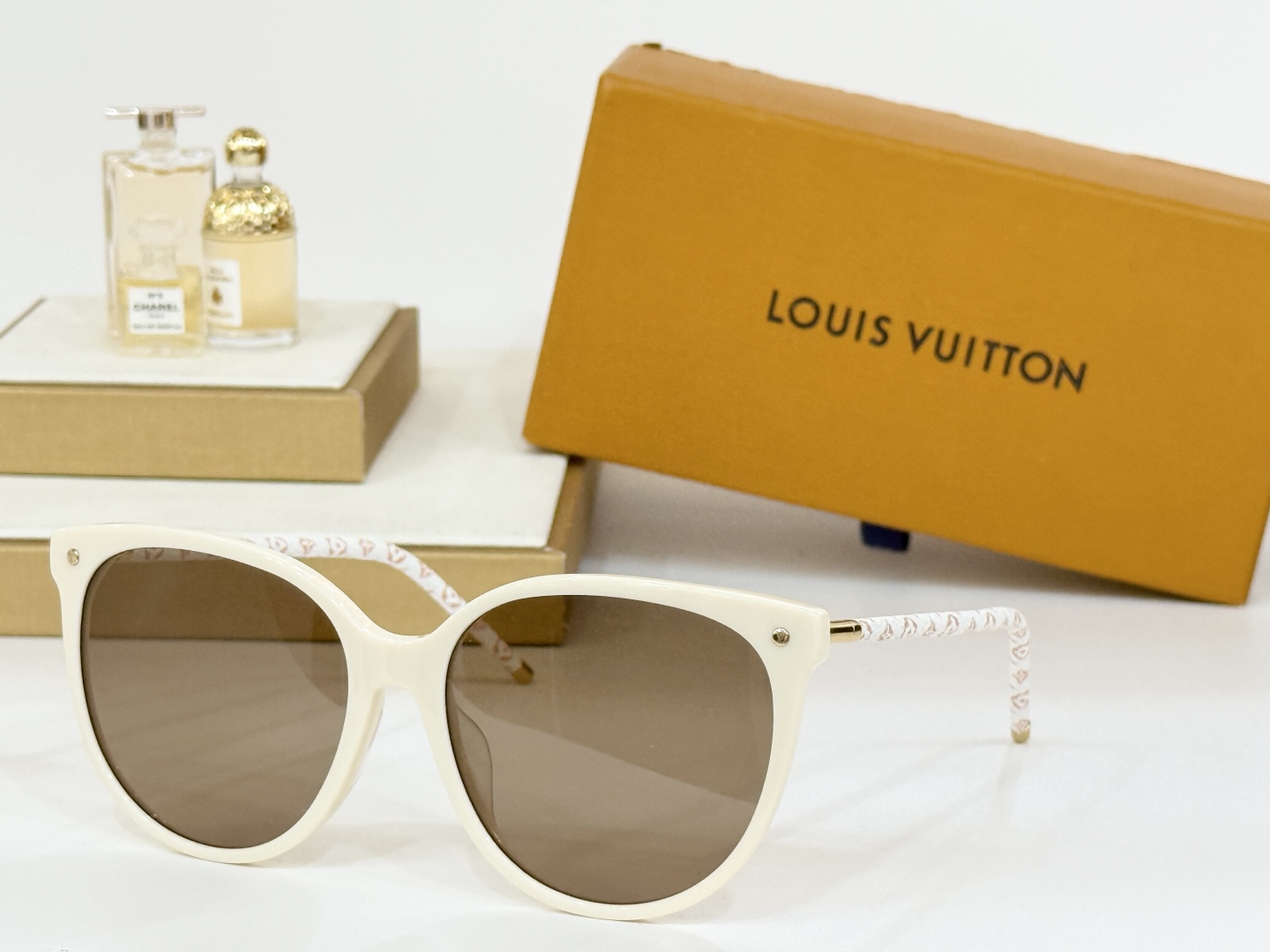  LOUIS VUITTO*
MODEL：Z2417
SIZE：58-18-145
