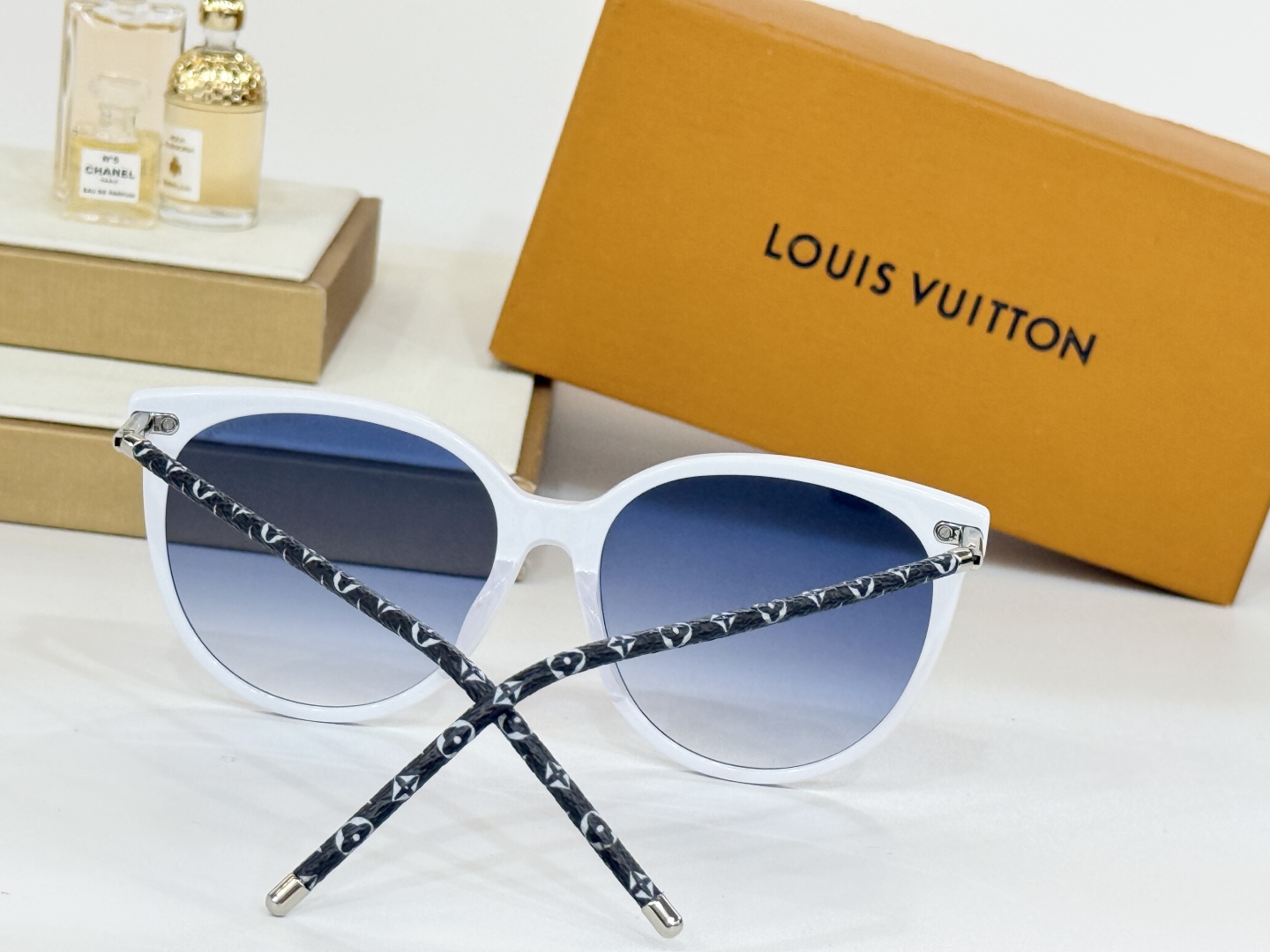  LOUIS VUITTO*
MODEL：Z2417
SIZE：58-18-145
