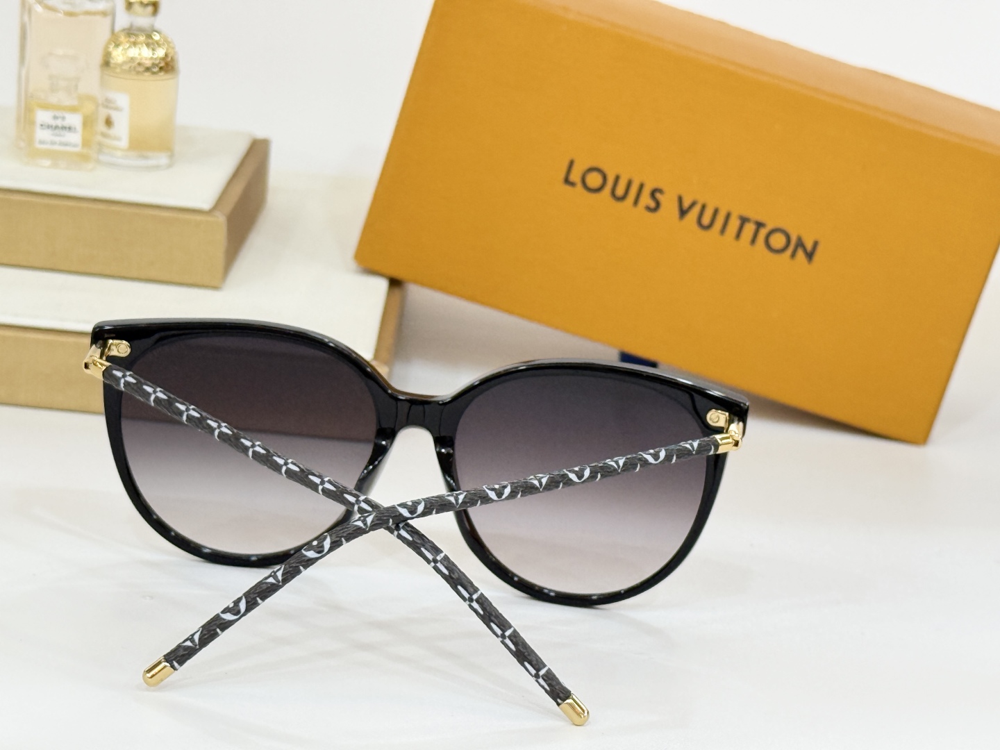  LOUIS VUITTO*
MODEL：Z2417
SIZE：58-18-145
