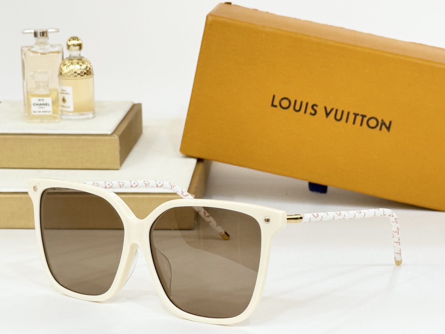  LOUIS VUITTO*
MODEL：Z1708
SIZE：59-14-145
