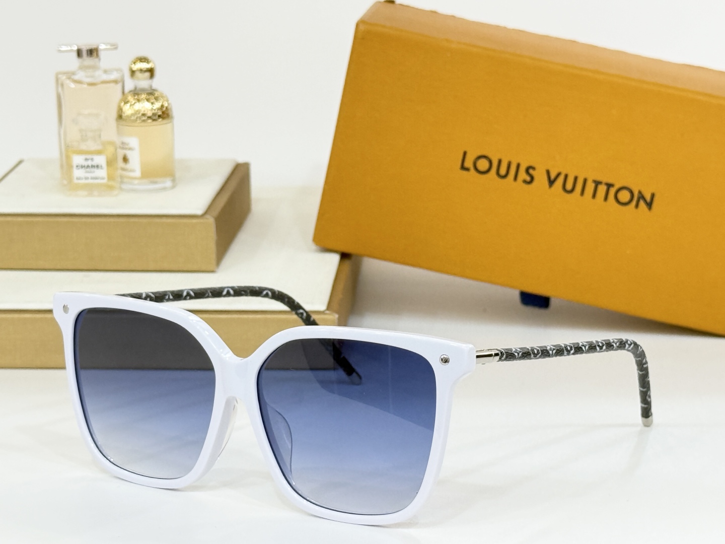  LOUIS VUITTO*
MODEL：Z1708
SIZE：59-14-145
