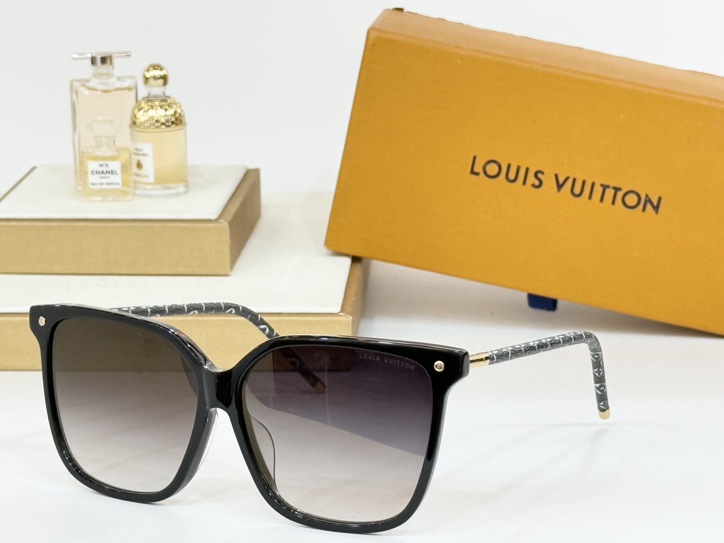  LOUIS VUITTO*
MODEL：Z1708
SIZE：59-14-145
