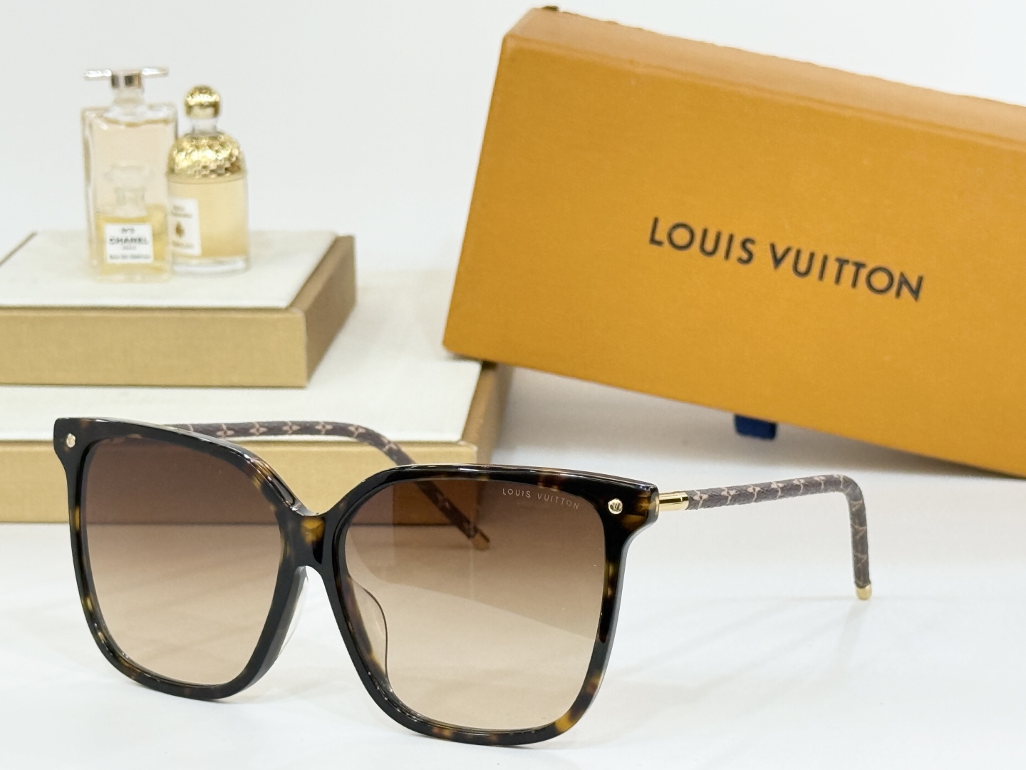 LOUIS VUITTO*
MODEL：Z1708
SIZE：59-14-145
