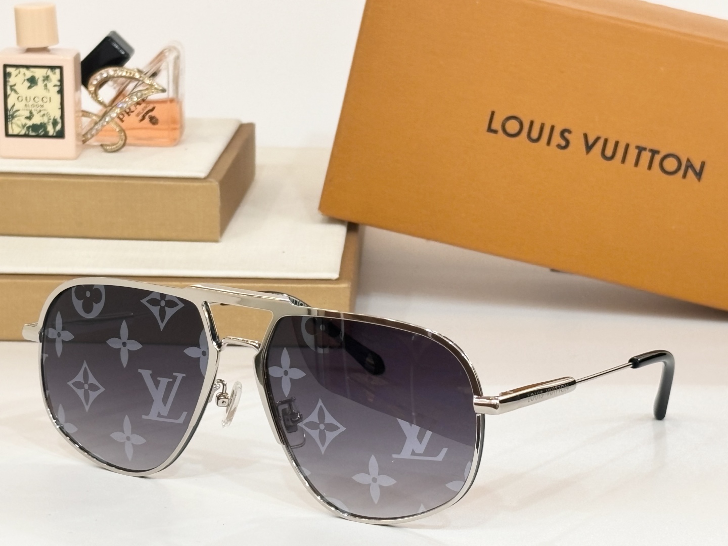  LOUIS VUITTO*
MODEL：Z40191W
SIZE：58-17-145
