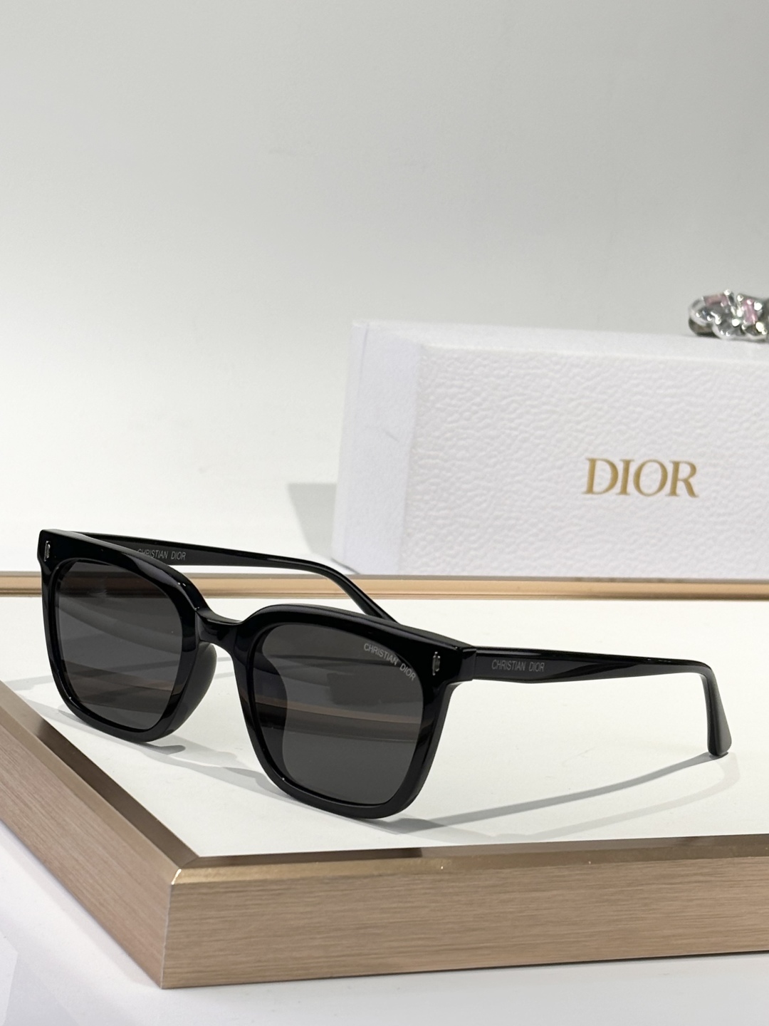  CHRISTIAN DIOR
MOD：CD 0251S
Size：53口23-146
