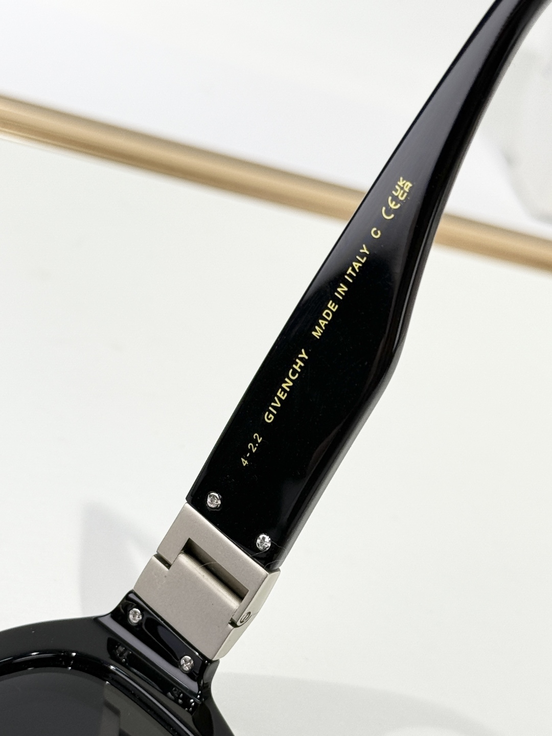  GIVENCHY
MOD：GV40036U
Size：56口17 135
