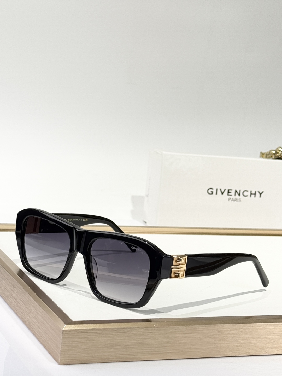  GIVENCHY
MOD：GV40036U
Size：56口17 135
