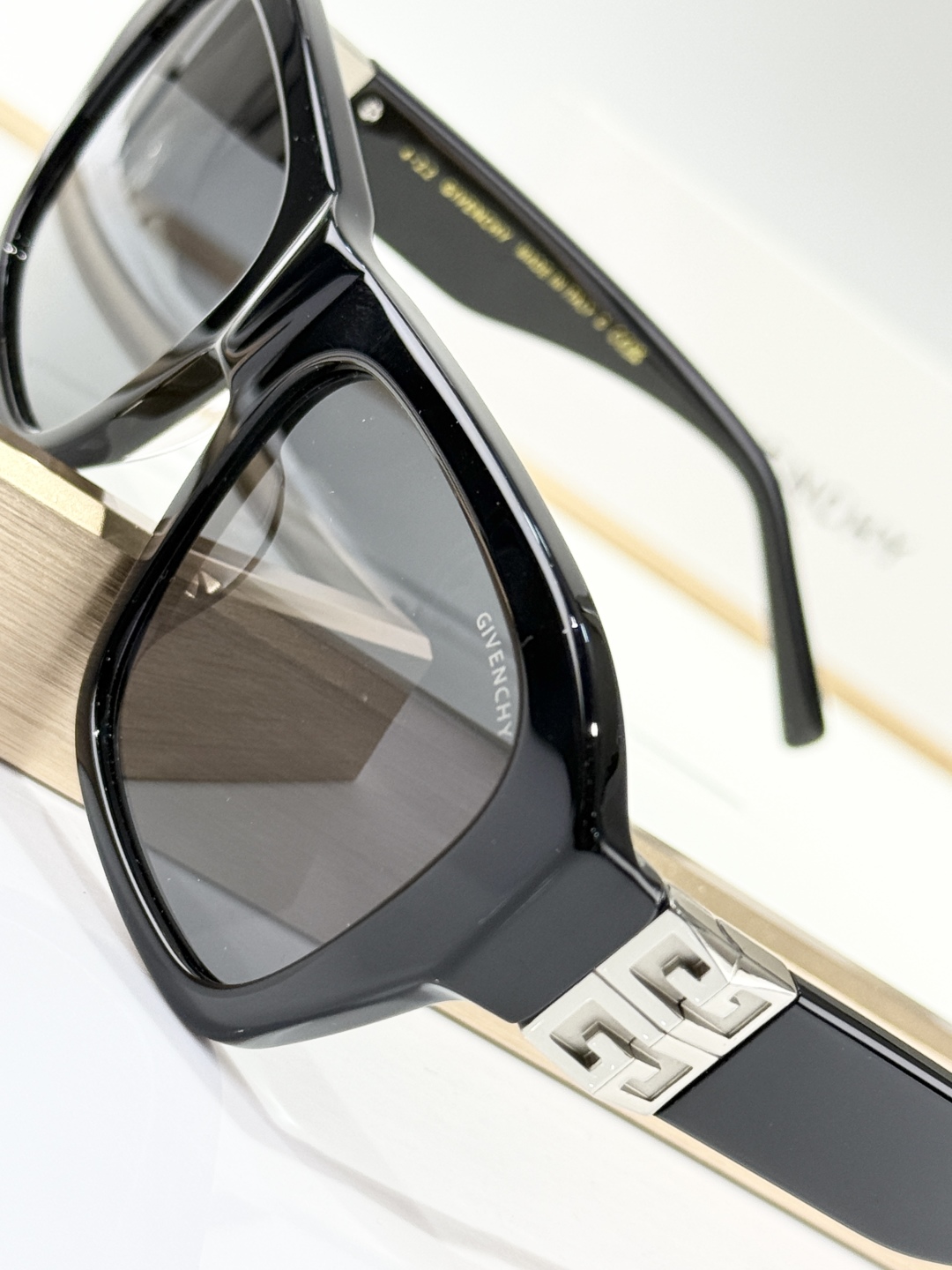  GIVENCHY
MOD：GV40036U
Size：56口17 135
