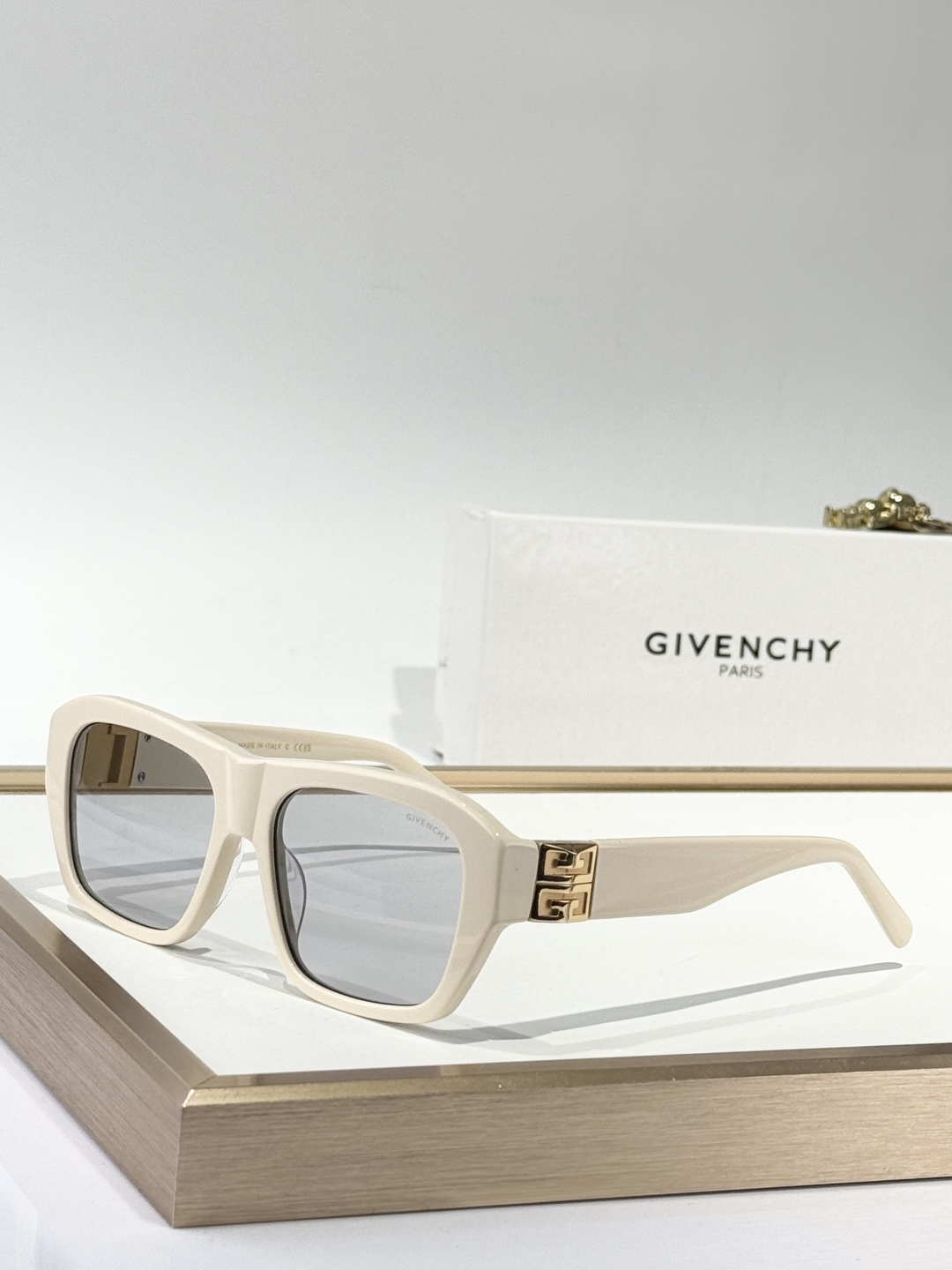  GIVENCHY
MOD：GV40036U
Size：56口17 135
