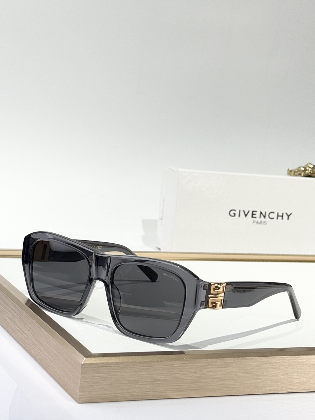  GIVENCHY
MOD：GV40036U
Size：56口17 135
