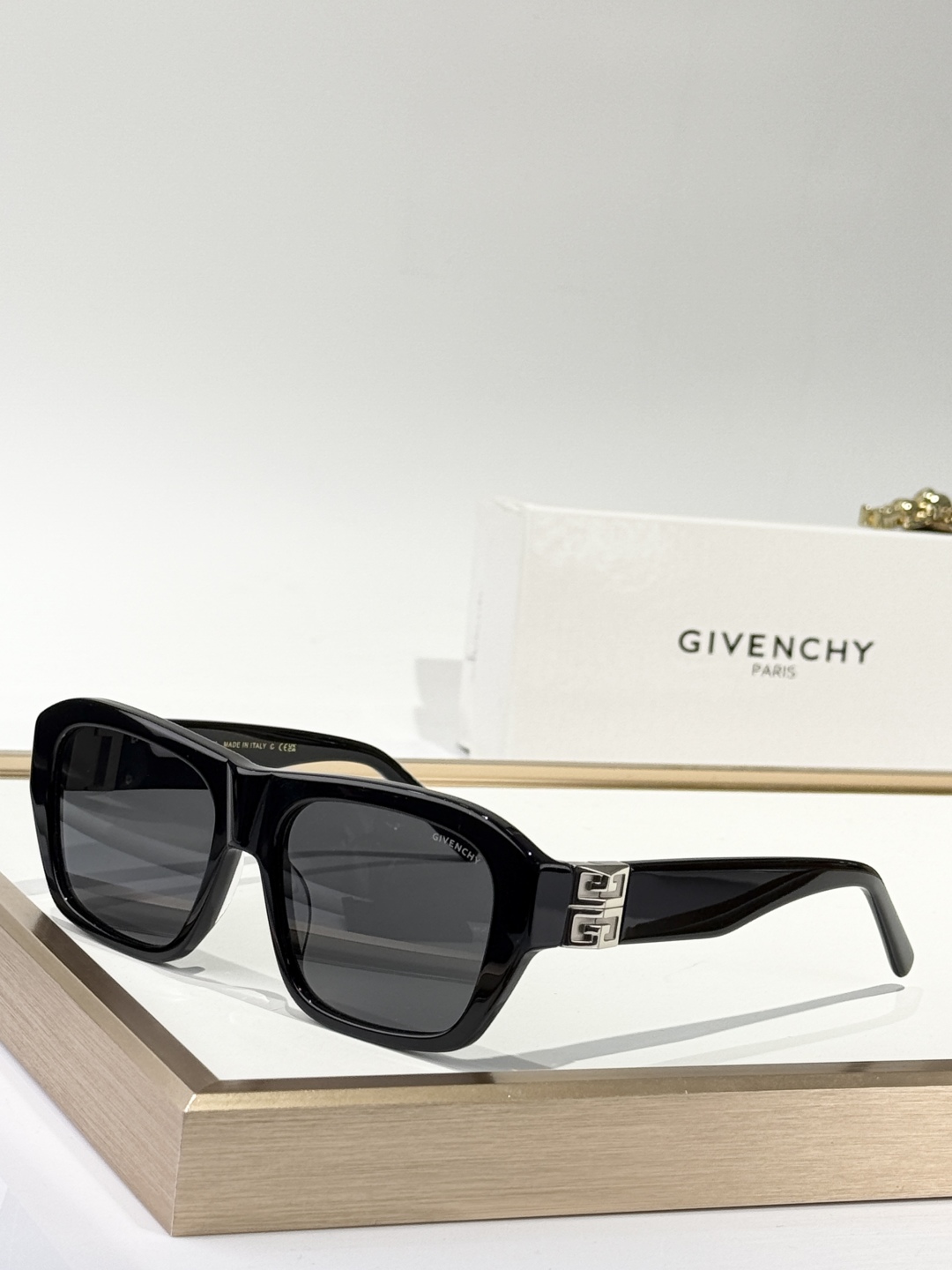  GIVENCHY
MOD：GV40036U
Size：56口17 135
