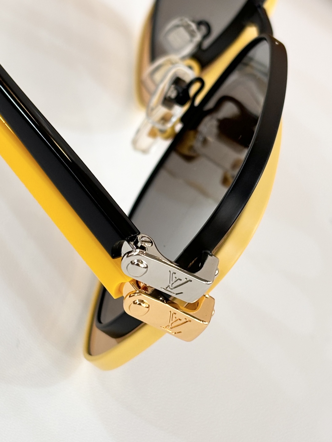  LOUIS VUITTON
MOD：Z2045U
Size：57口17 145
