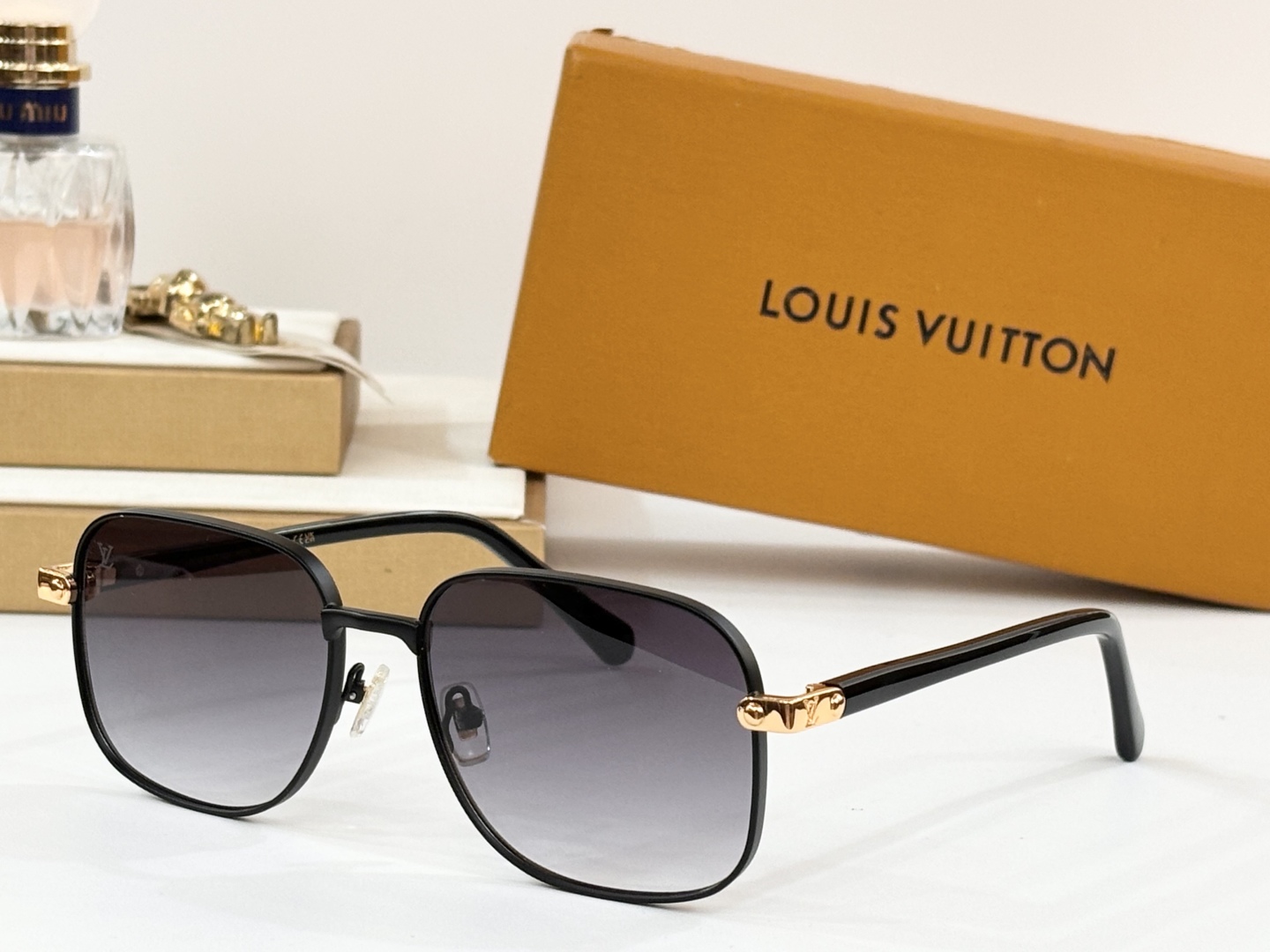  LOUIS VUITTON
MOD：Z2045U
Size：57口17 145
