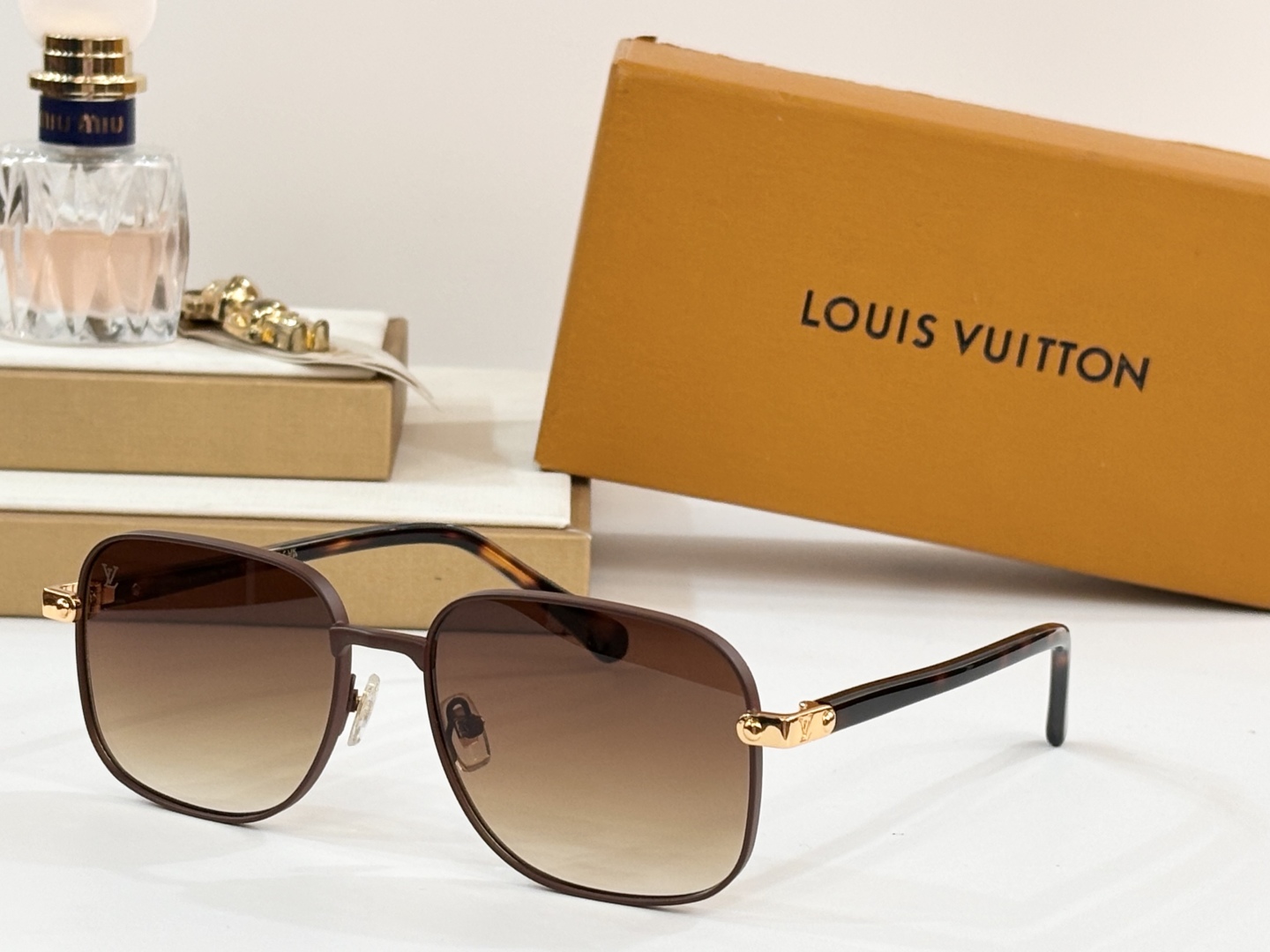  LOUIS VUITTON
MOD：Z2045U
Size：57口17 145
