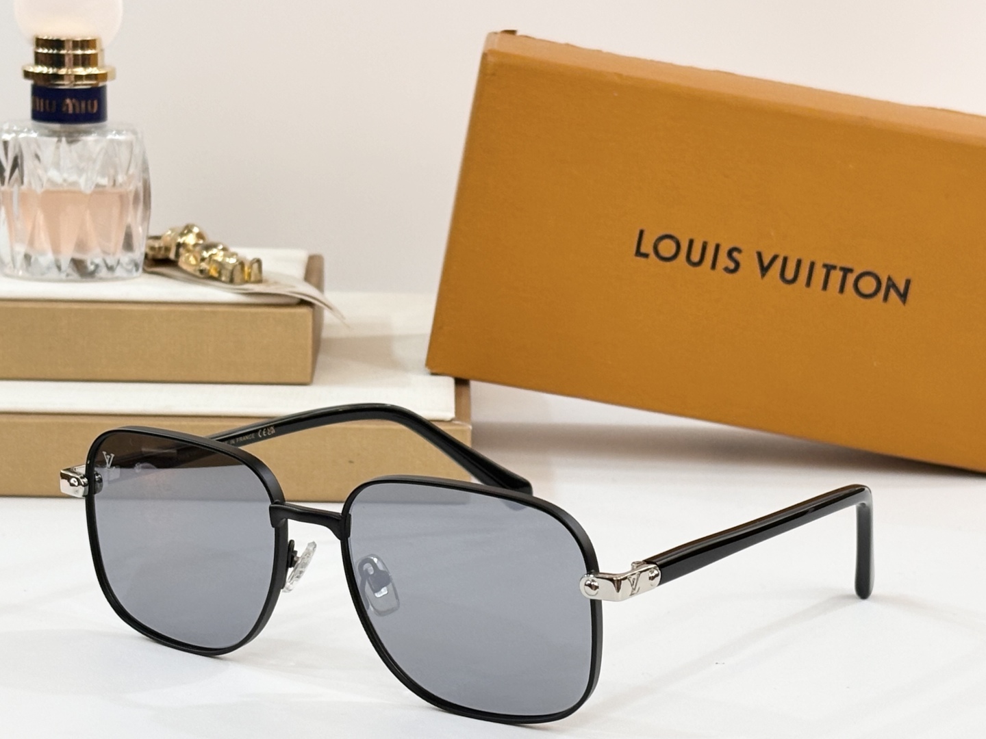  LOUIS VUITTON
MOD：Z2045U
Size：57口17 145
