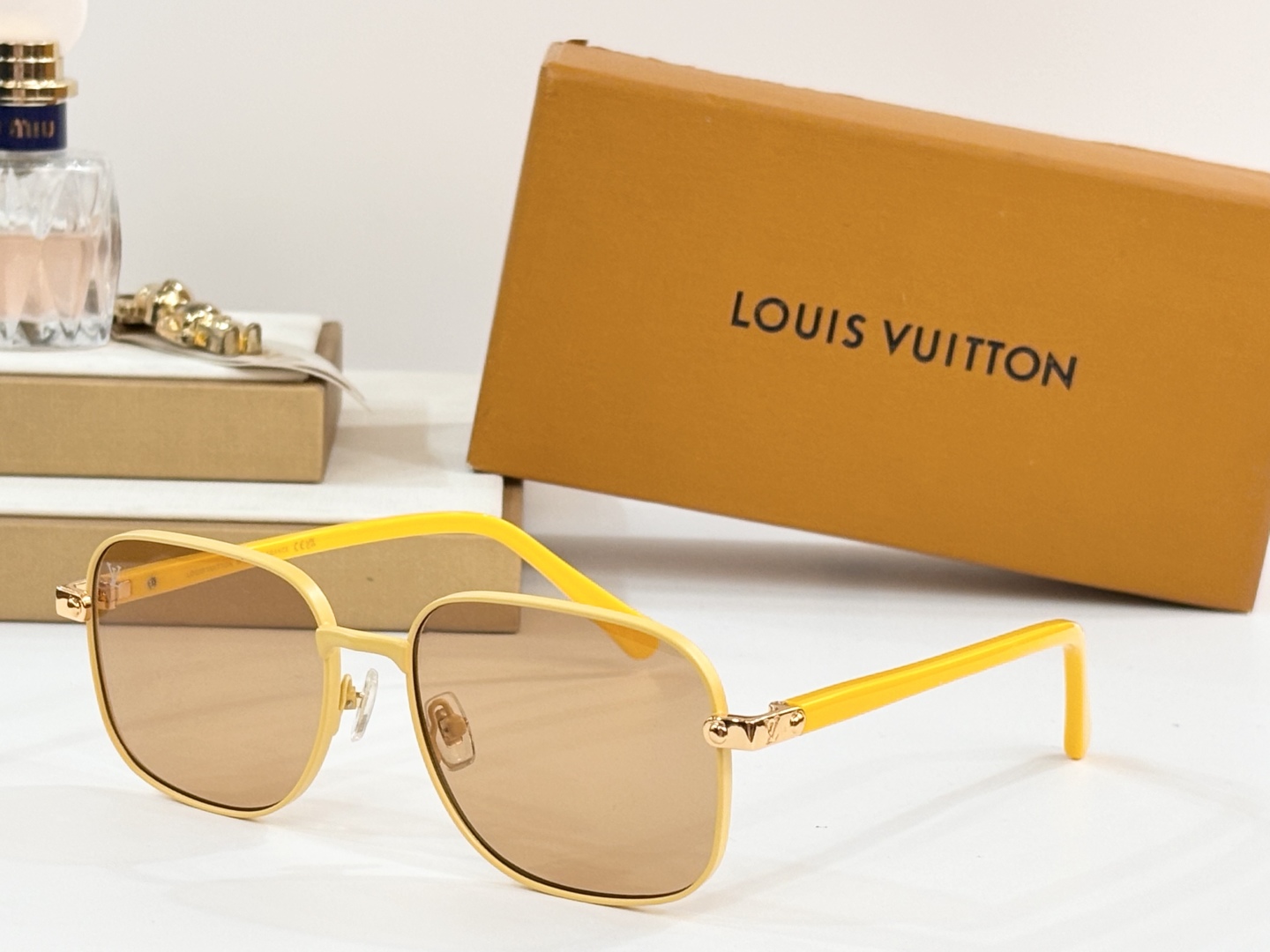  LOUIS VUITTON
MOD：Z2045U
Size：57口17 145
