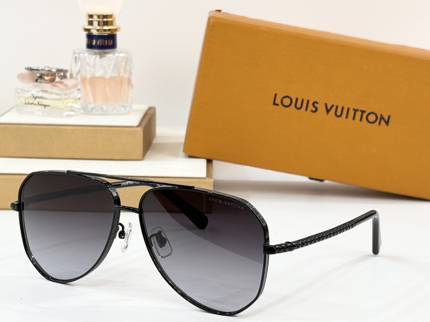  LOUIS VUITTON 
MOD：Z1300E 
Size：58口15-140
