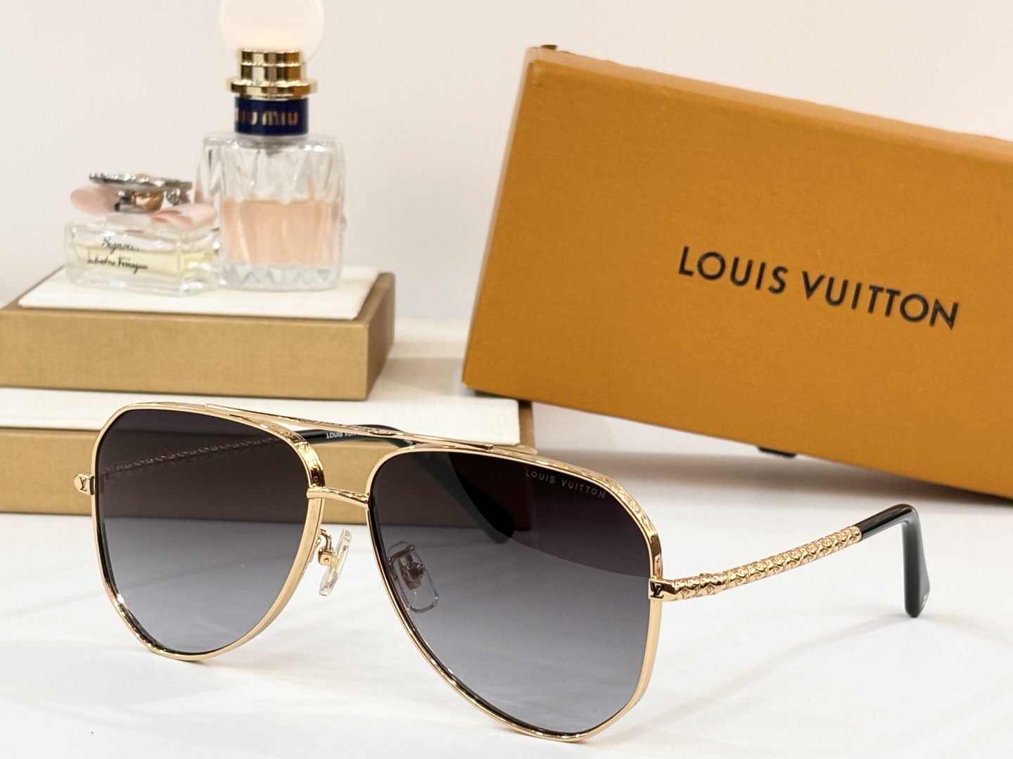  LOUIS VUITTON 
MOD：Z1300E 
Size：58口15-140
