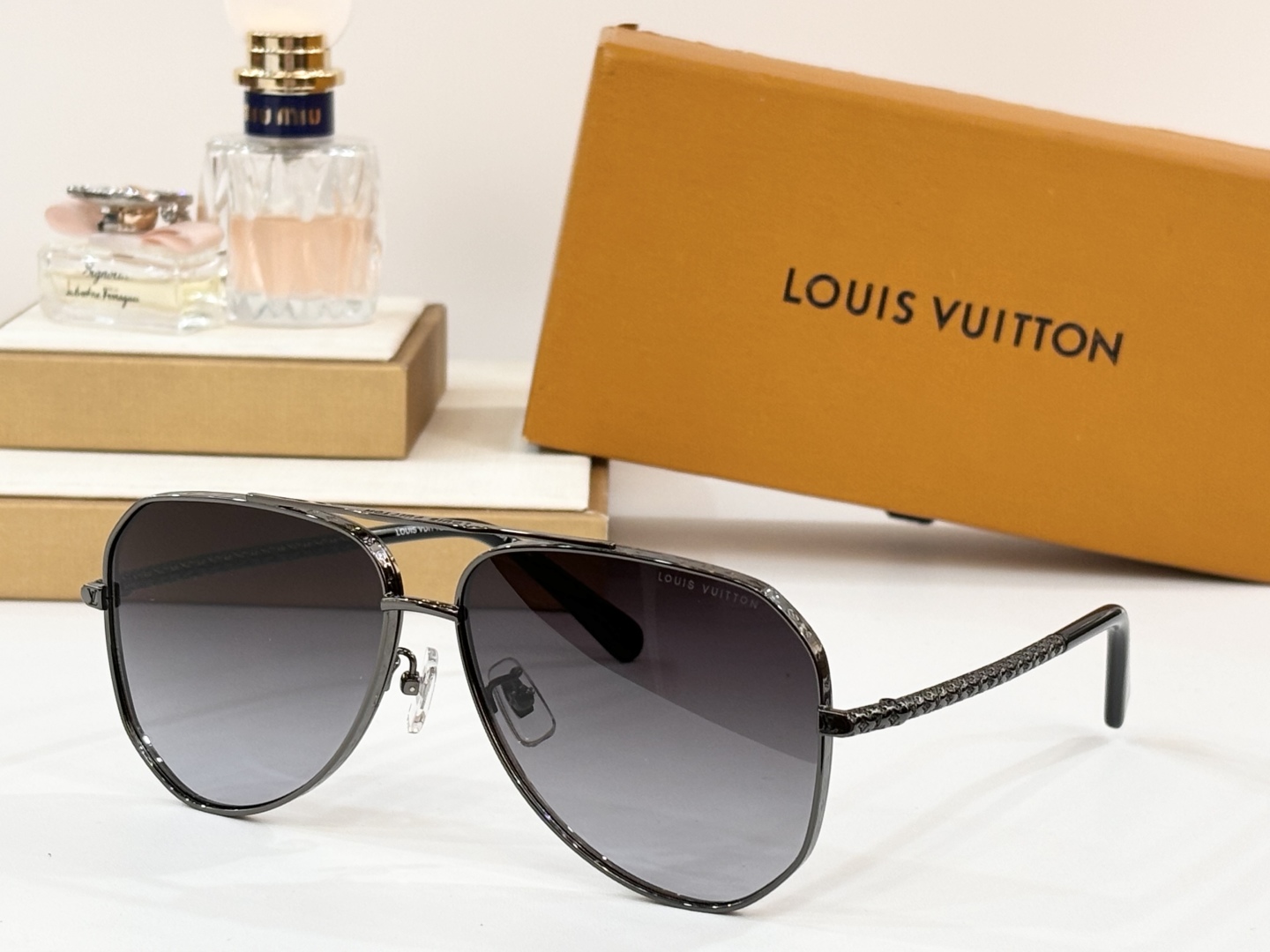  LOUIS VUITTON 
MOD：Z1300E 
Size：58口15-140
