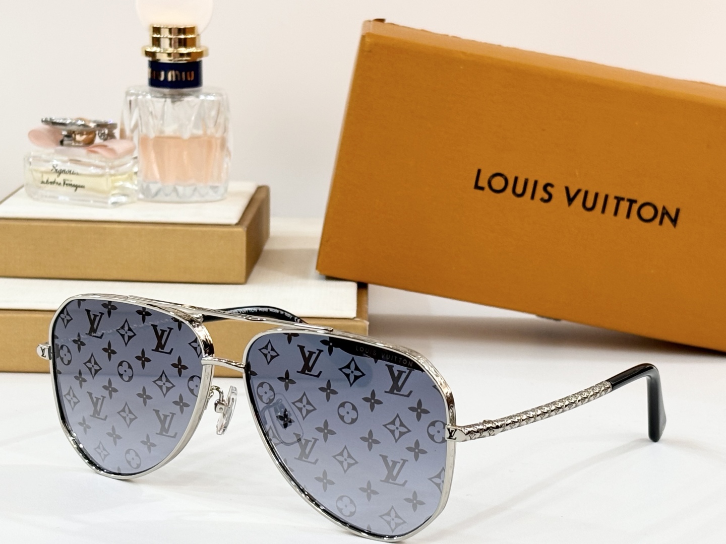  LOUIS VUITTON 
MOD：Z1300E 
Size：58口15-140
