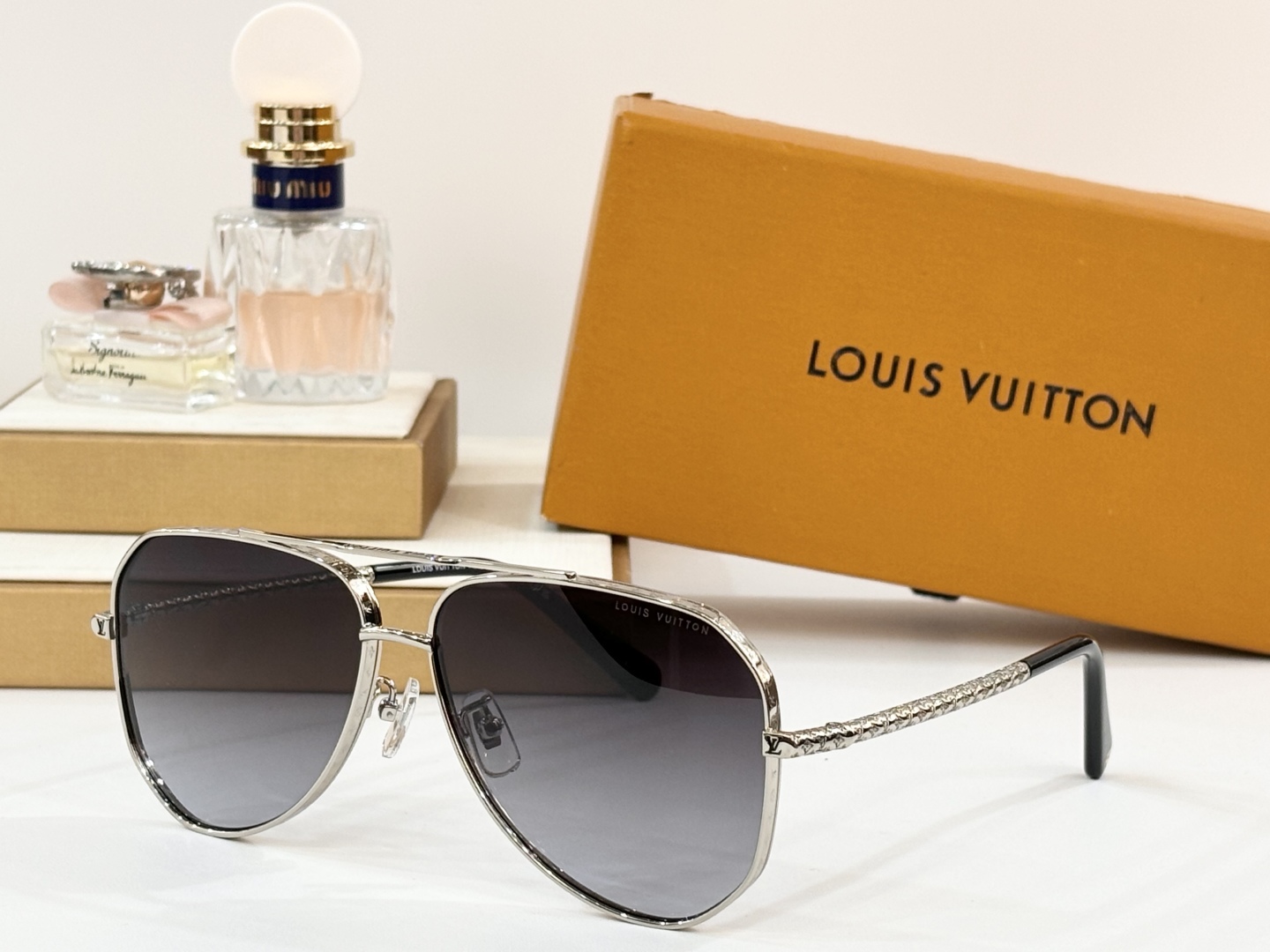  LOUIS VUITTON 
MOD：Z1300E 
Size：58口15-140
