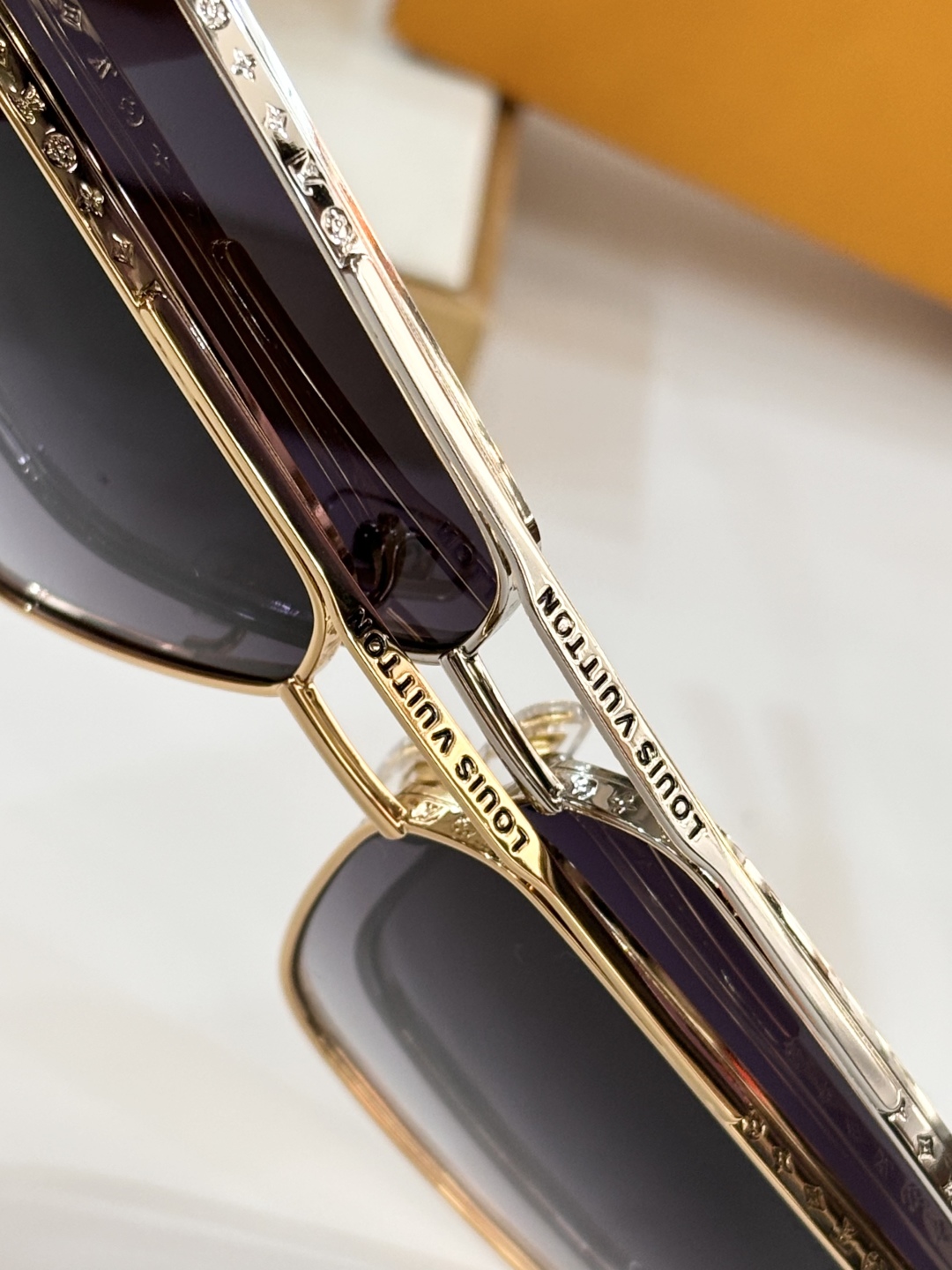  LOUIS VUITTON 
MOD：Z1301
Size：62口12-145
